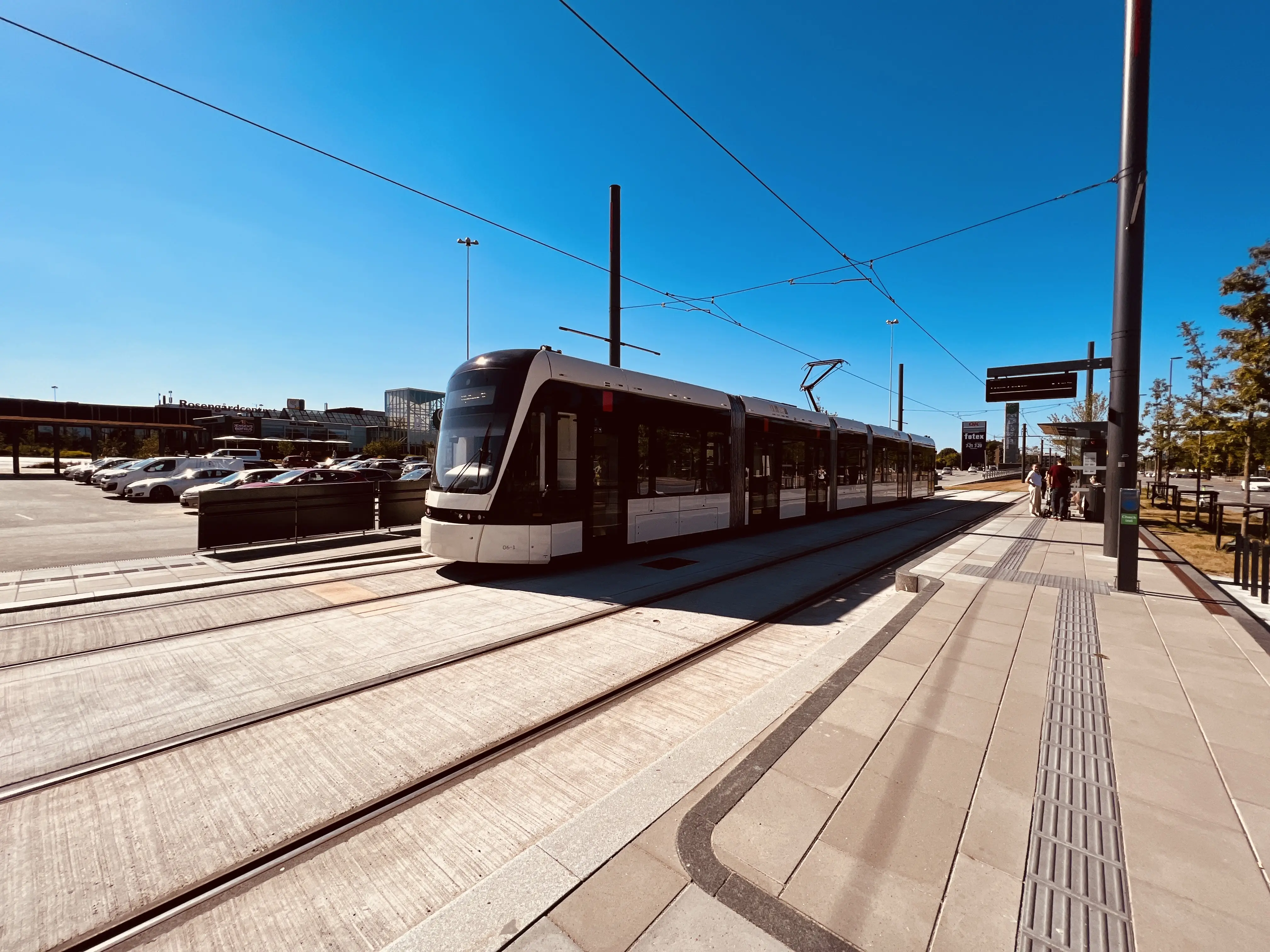 Billede af letbanetog ud for Rosengårdcentret Letbanestation.
