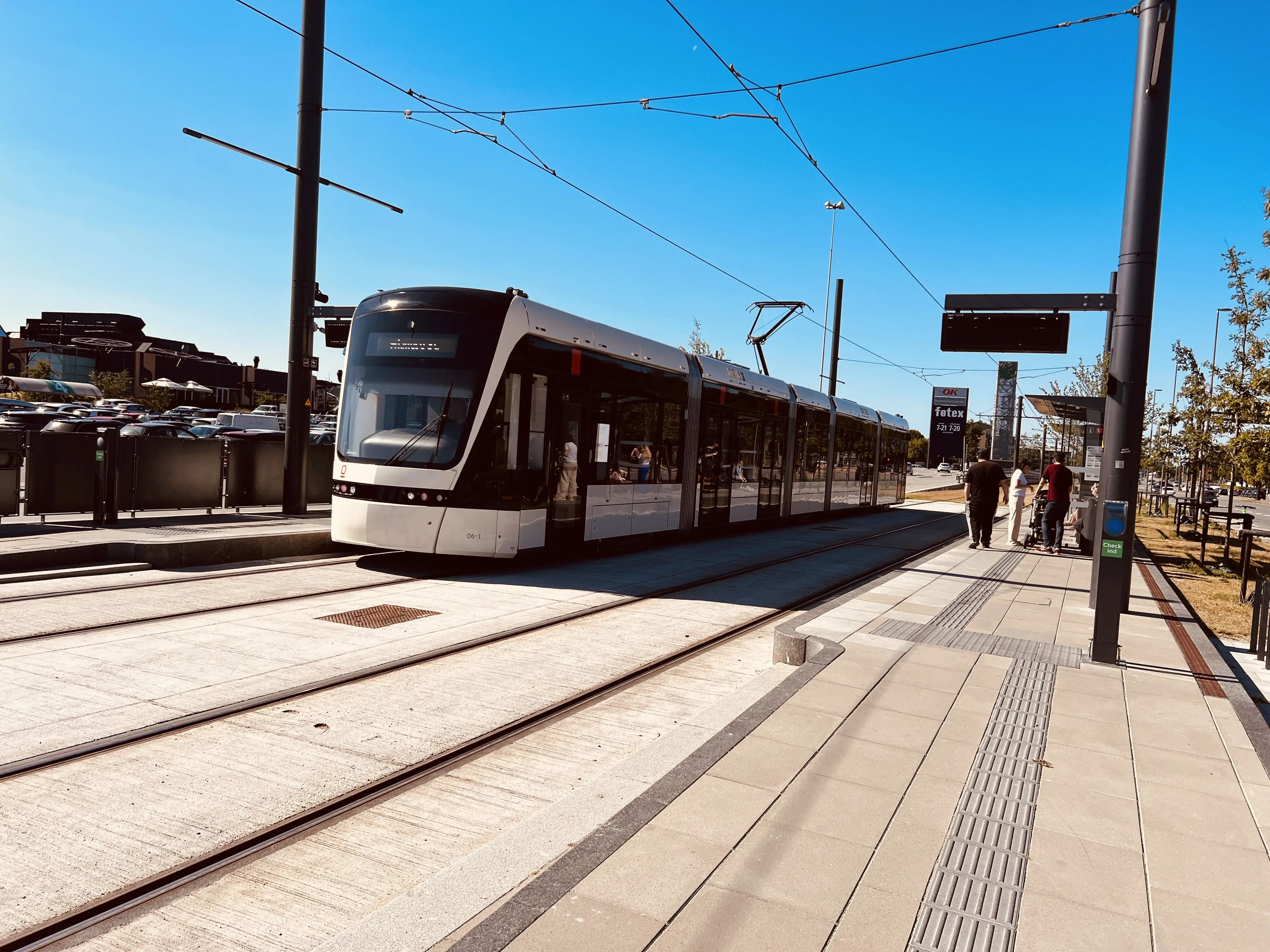 Billede af letbanetog ud for Rosengårdcentret Letbanestation.