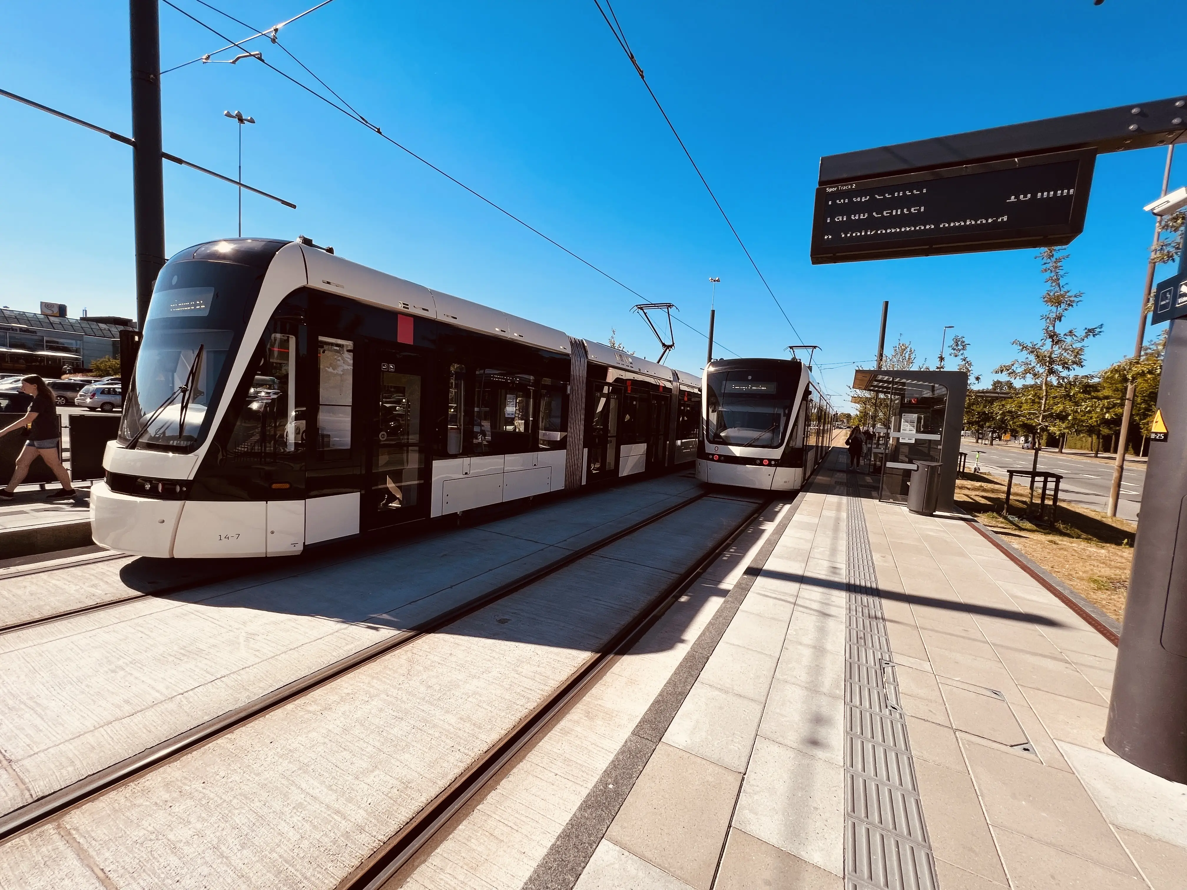 Billede af Odense Letbane togsæt 14 fotograferet ud for Rosengårdcentret Letbanestation.