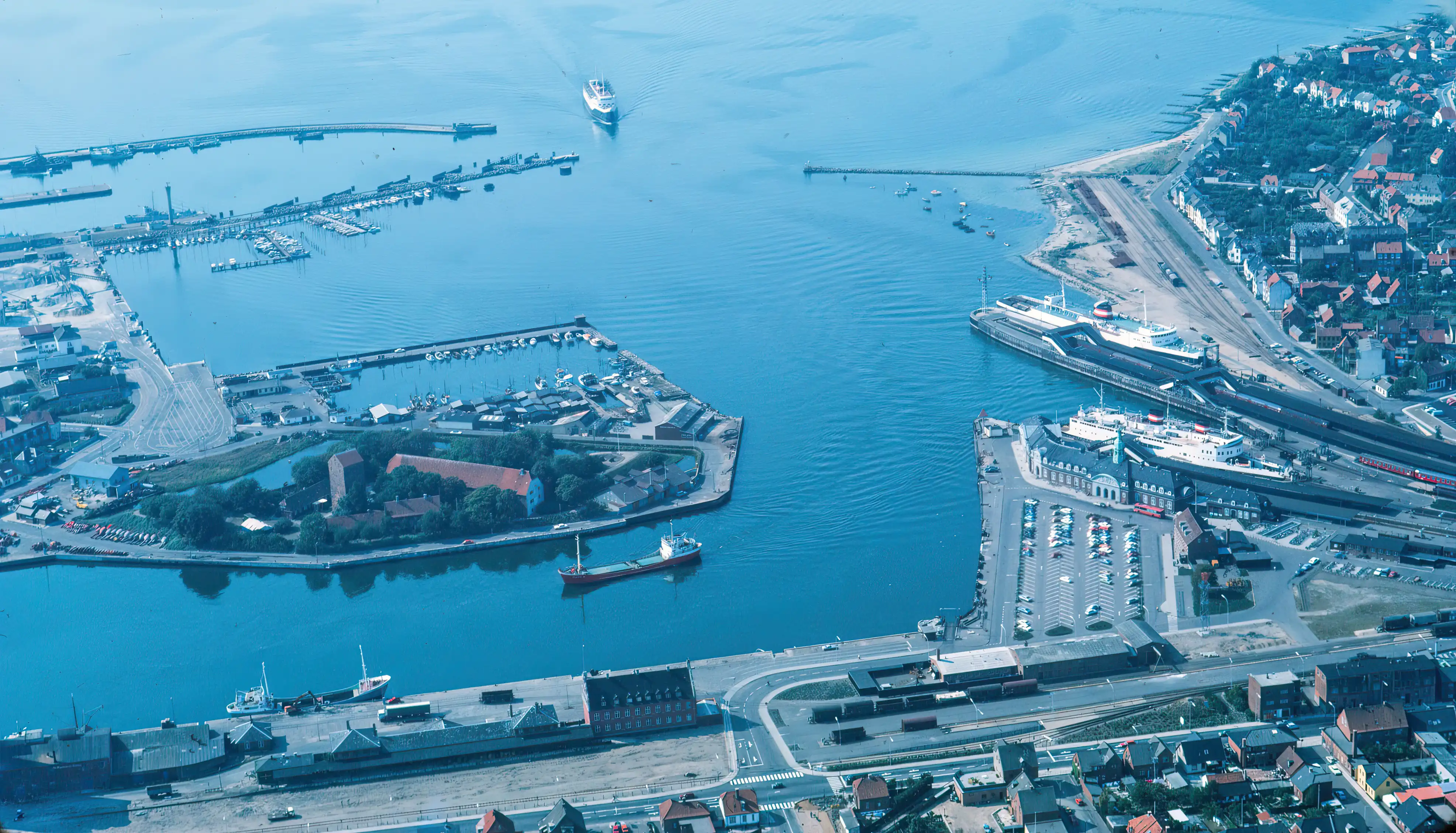 Billede af den første Korsør Station nederst til venstre i billedet og Korsørs anden station yderst til højre. Billede af den første Korsør Station nederst til venstre i billedet og Korsørs anden station yderst til højre.