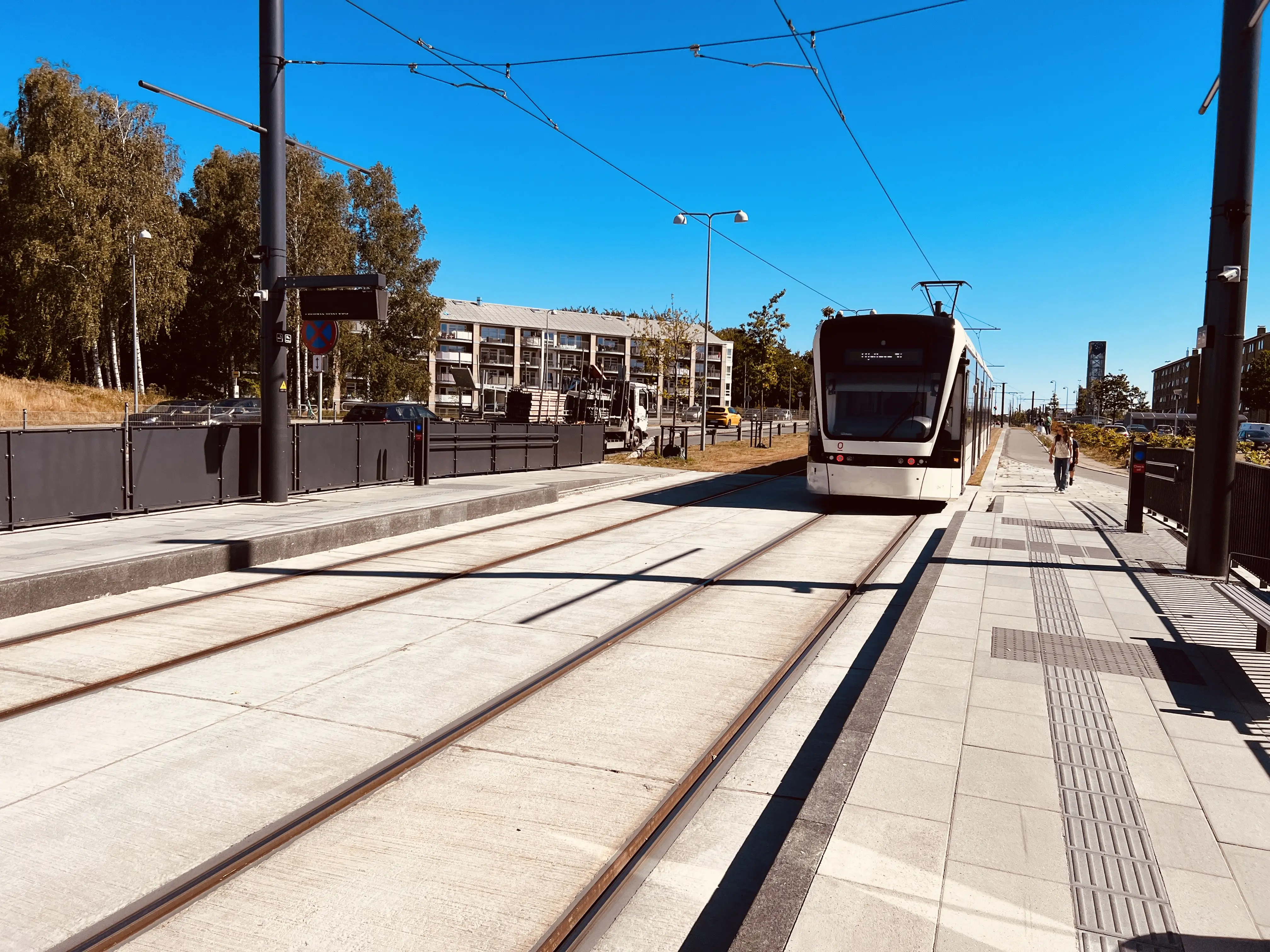 Billede af letbanetog ud for Ejerslykke Letbanestation.