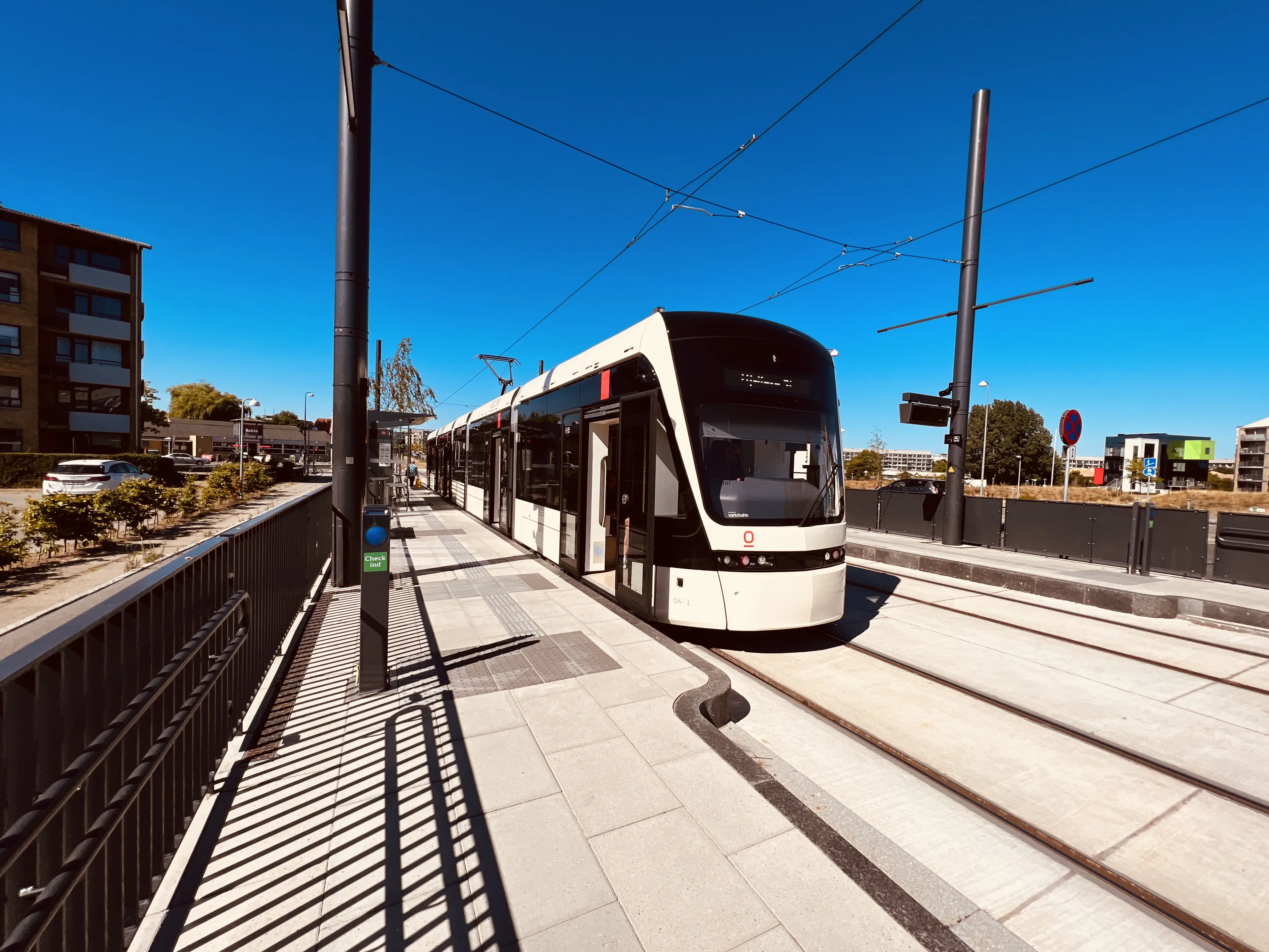 Billede af letbanetog ud for Ejerslykke Letbanestation.