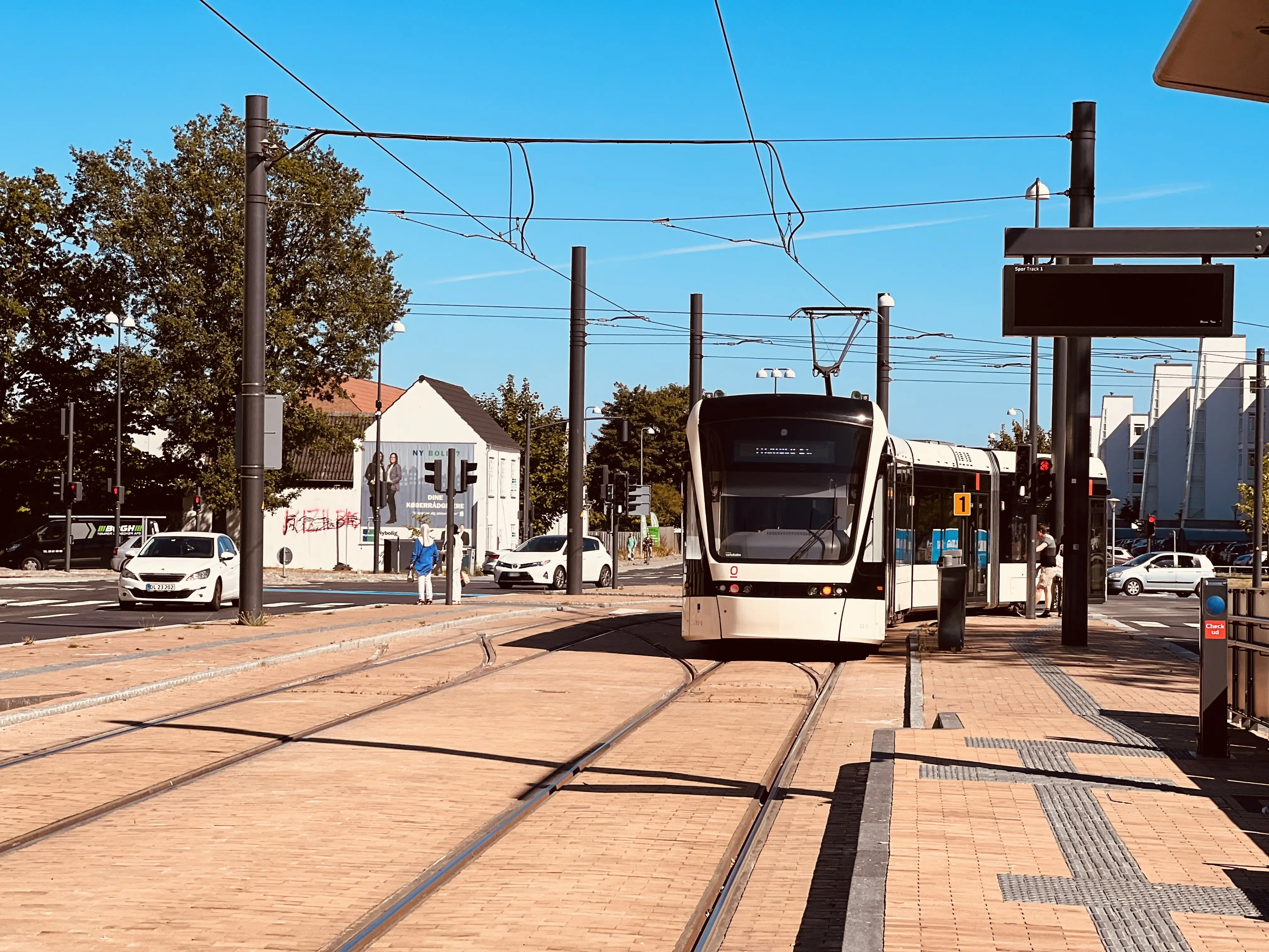 Billede af letbanetog ud for Korsløkke Letbanestation.