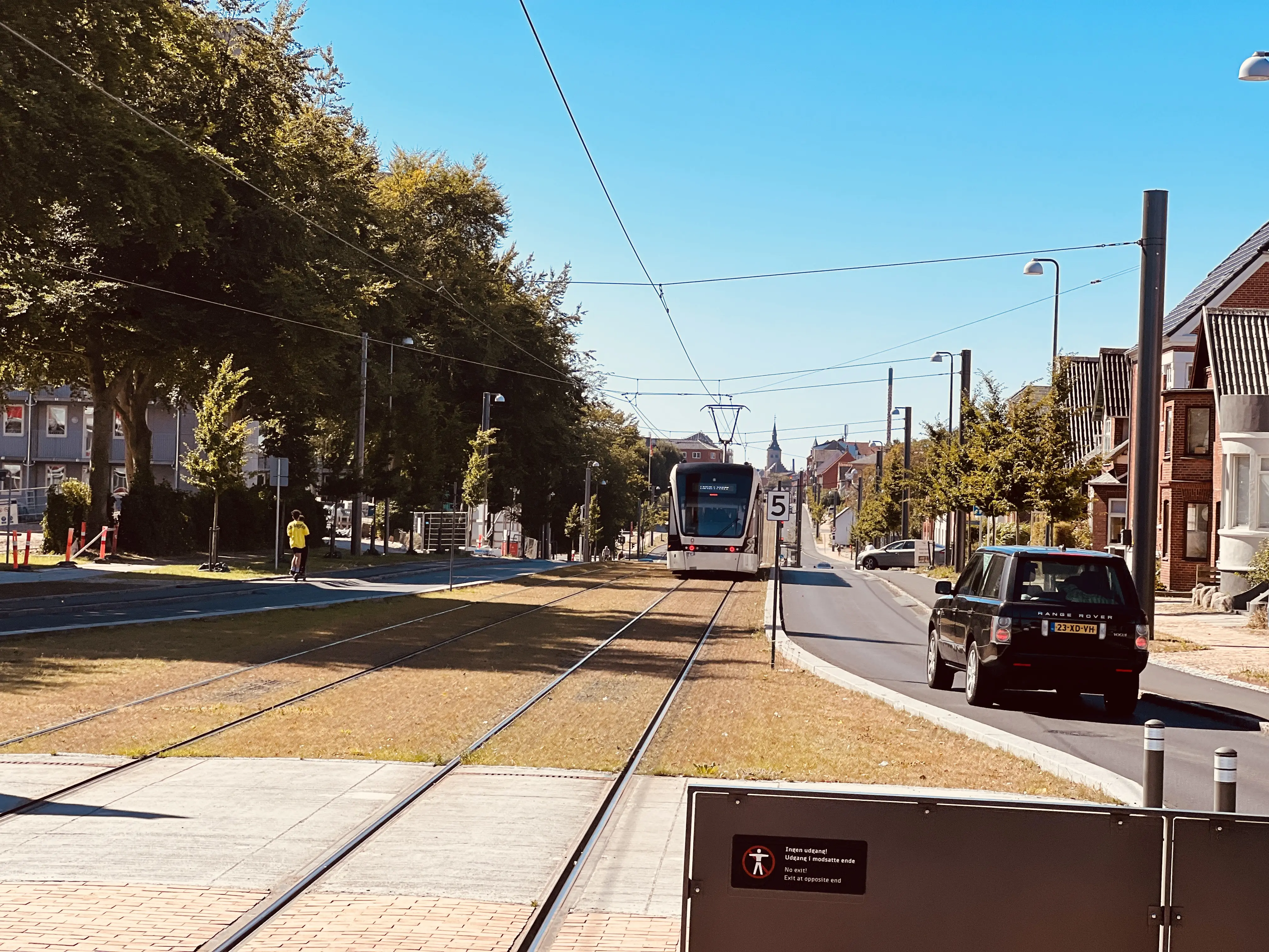 Billede af letbanetog ud for Korsløkke Letbanestation.