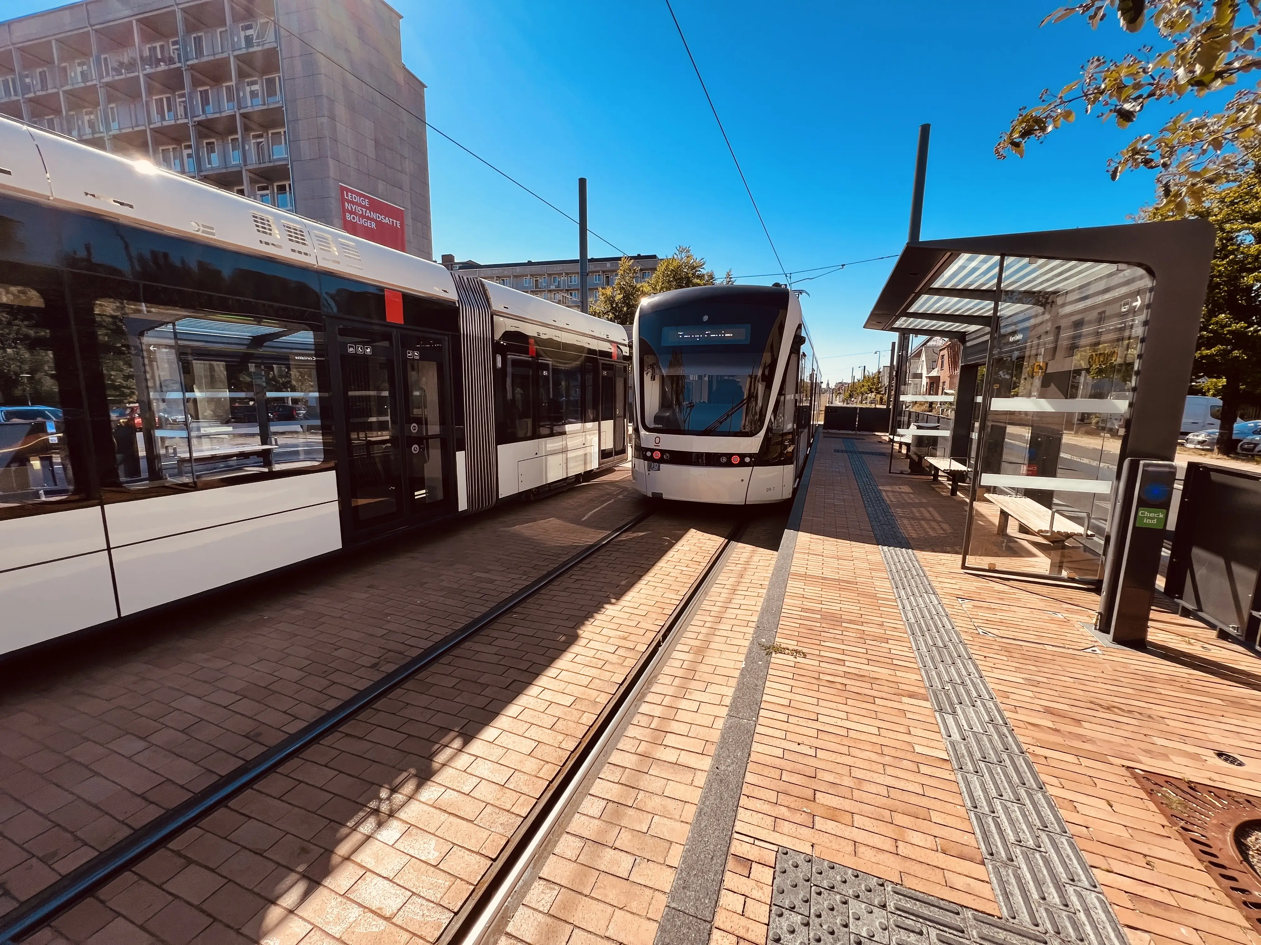 Billede af letbanetog ud for Korsløkke Letbanestation.