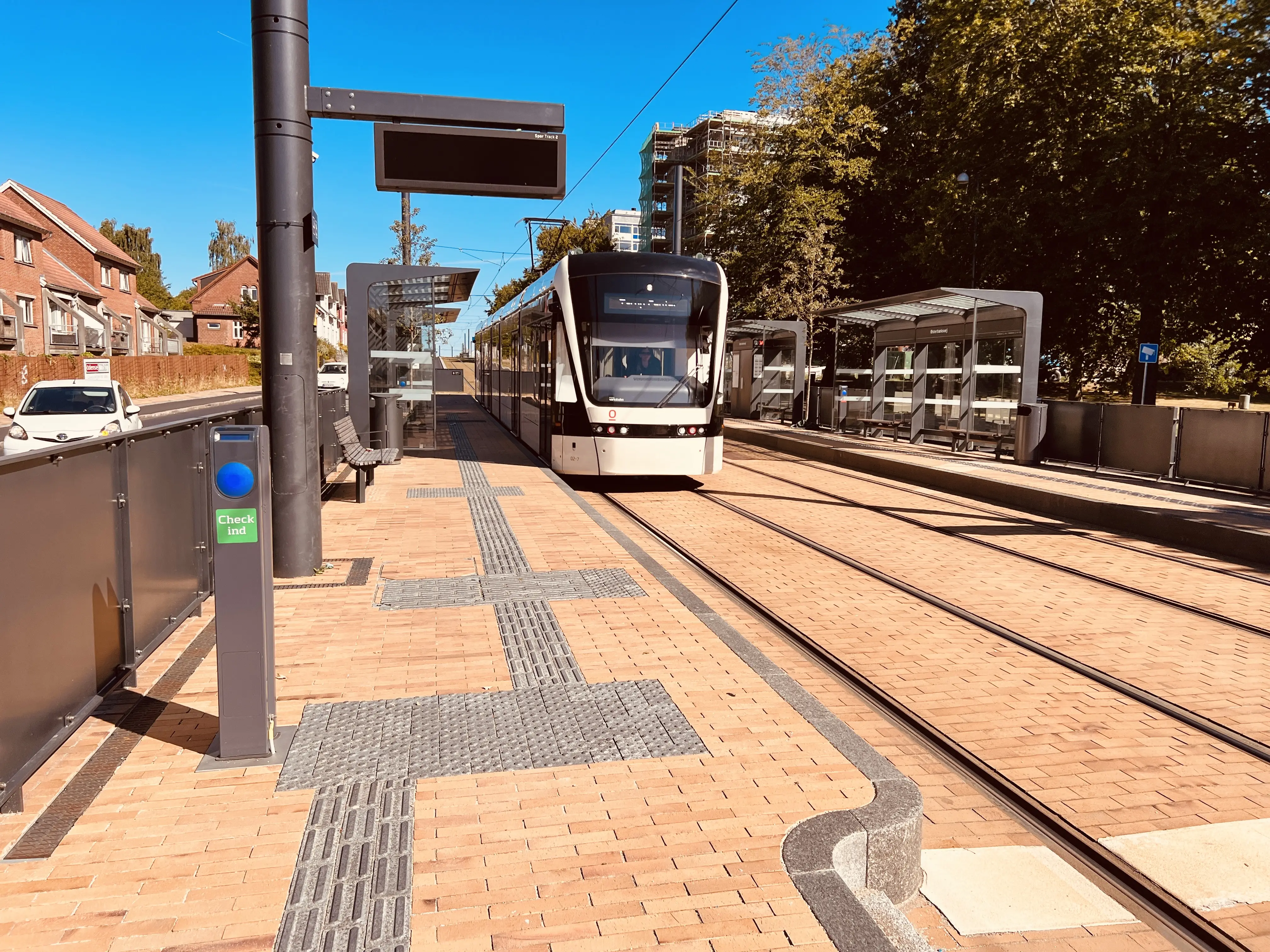 Billede af Odense Letbane togsæt 02 fotograferet ud for Østerbæksvej Letbanestation. Billede af Odense Letbane togsæt 02 fotograferet ud for Østerbæksvej Letbanestation.