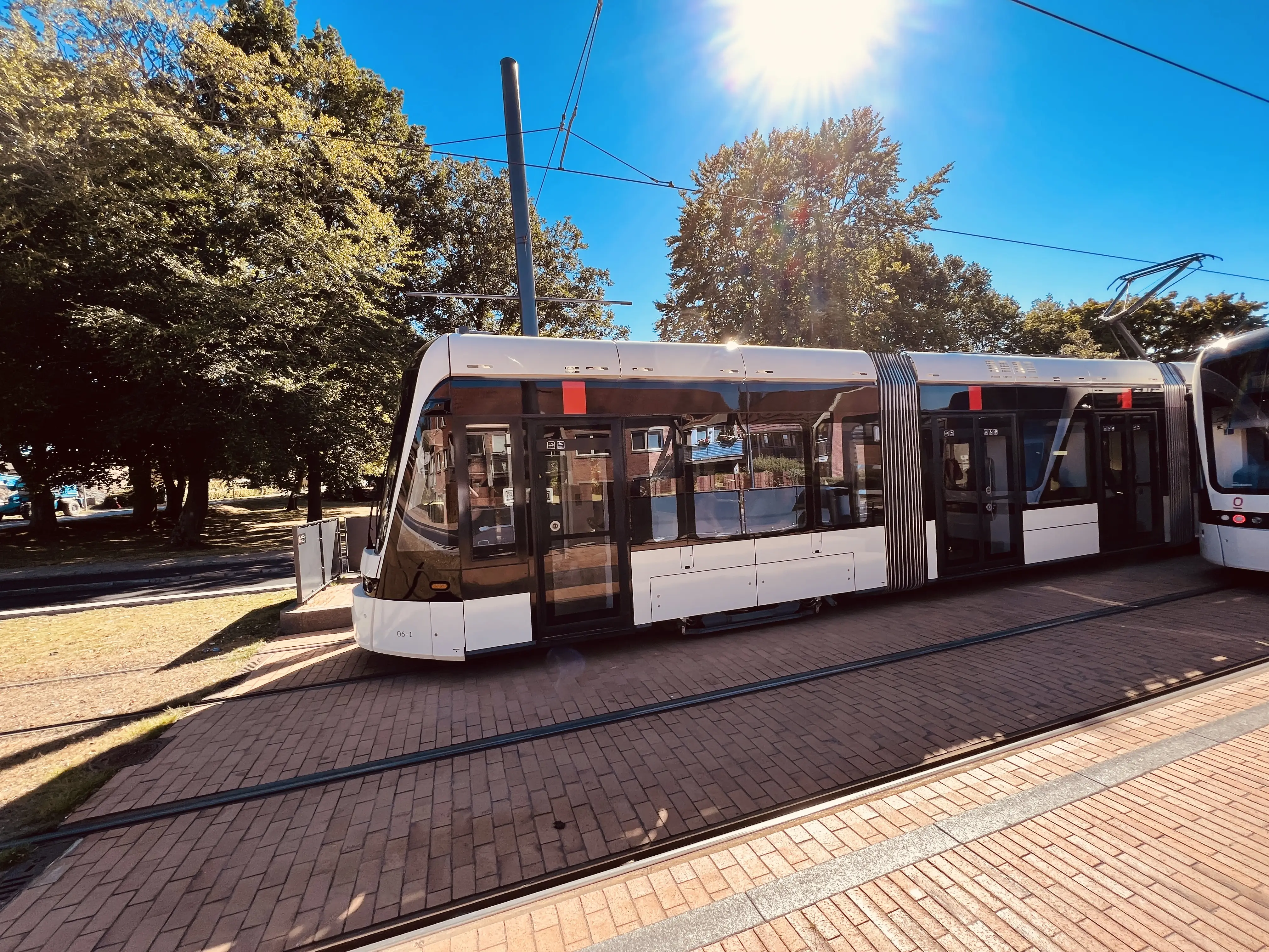 Billede af Odense Letbane togsæt 06 fotograferet ud for Østerbæksvej Letbanestation. Billede af Odense Letbane togsæt 06 fotograferet ud for Østerbæksvej Letbanestation.