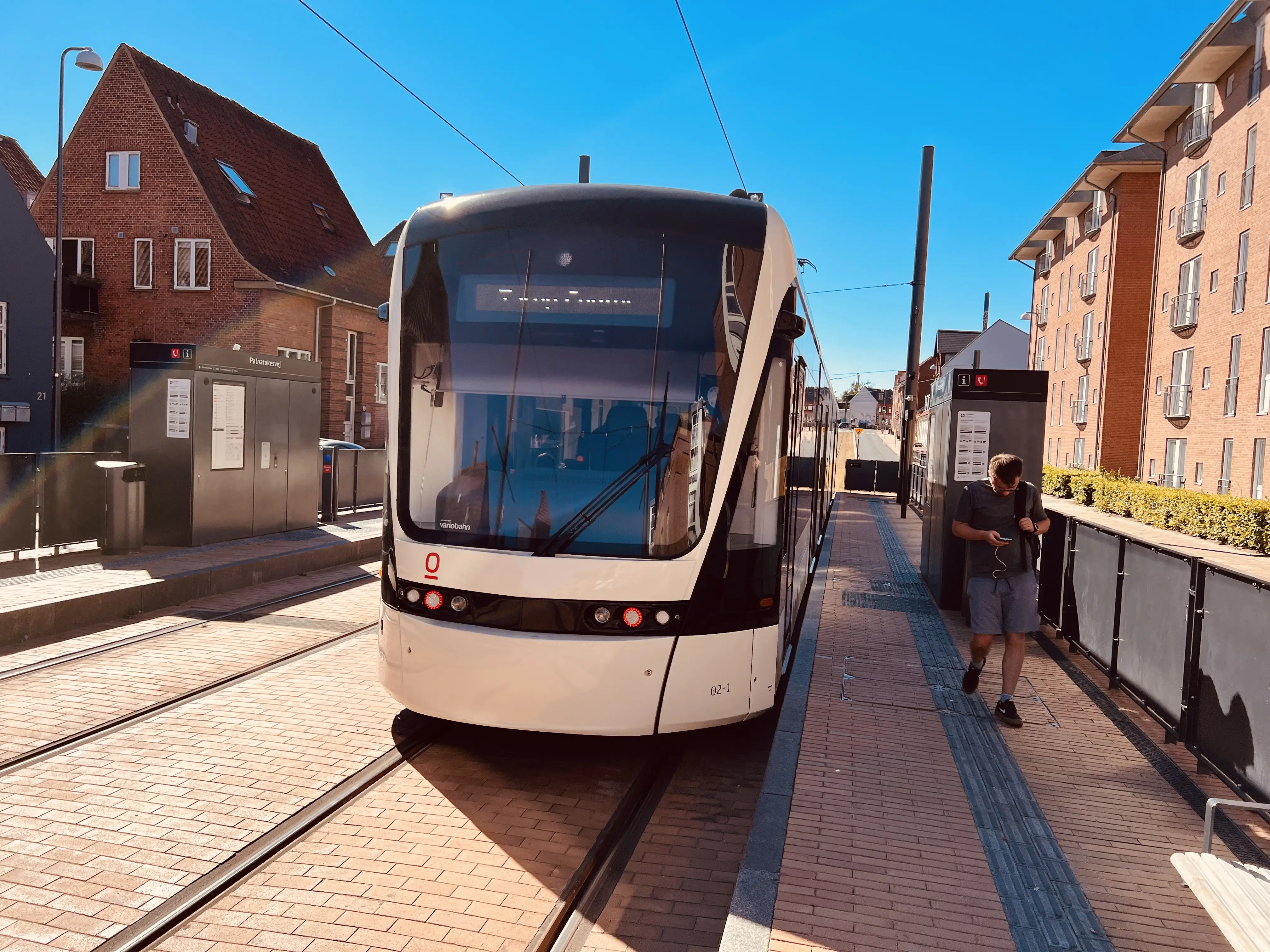 Billede af Odense Letbane togsæt 02 fotograferet ud for Palnatokesvej Letbanestation.