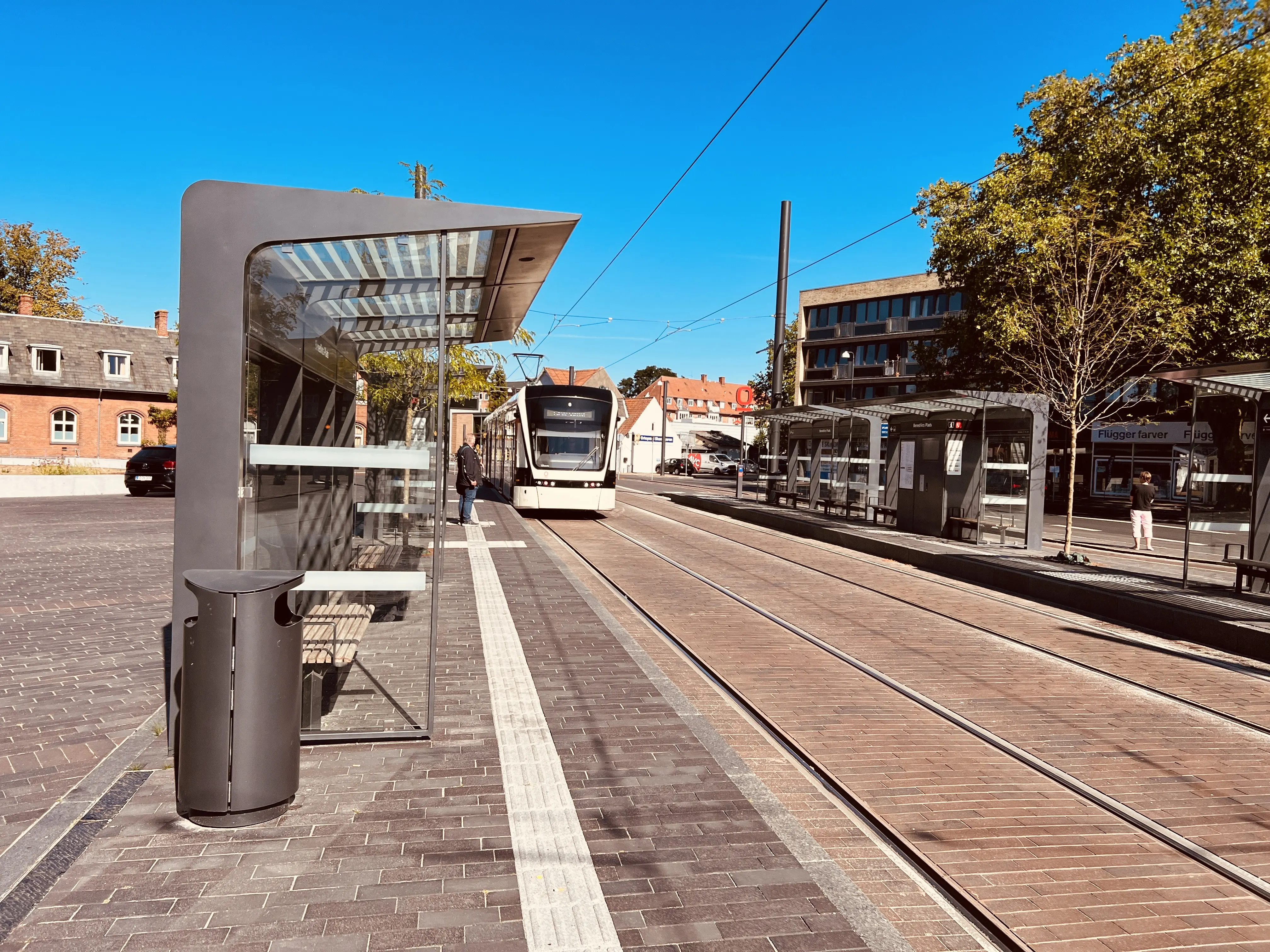 Billede af letbanetog ud for Benedikts Plads Letbanestation. Billede af letbanetog ud for Benedikts Plads Letbanestation.