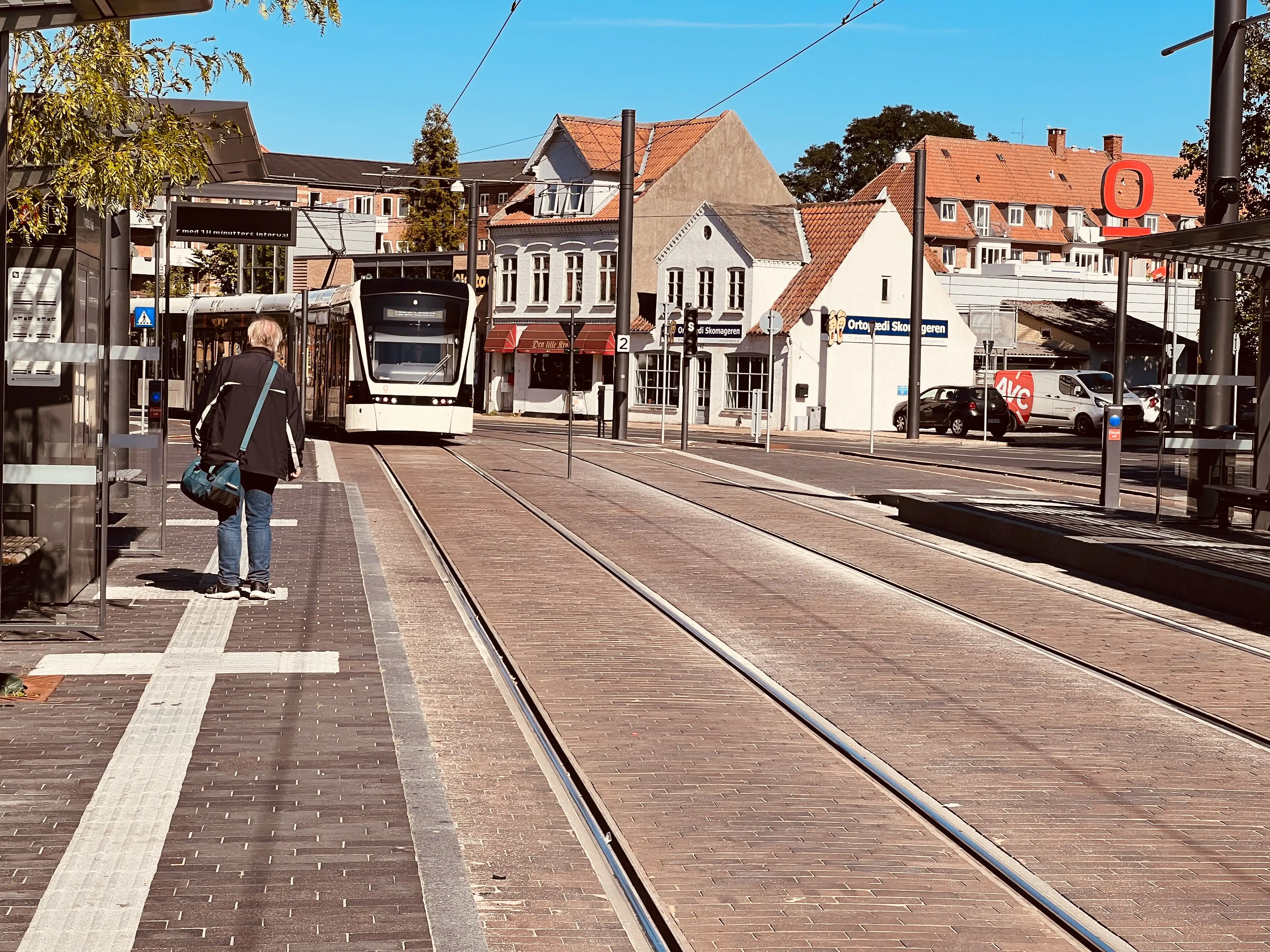 Billede af letbanetog ud for Benedikts Plads Letbanestation. Billede af letbanetog ud for Benedikts Plads Letbanestation.