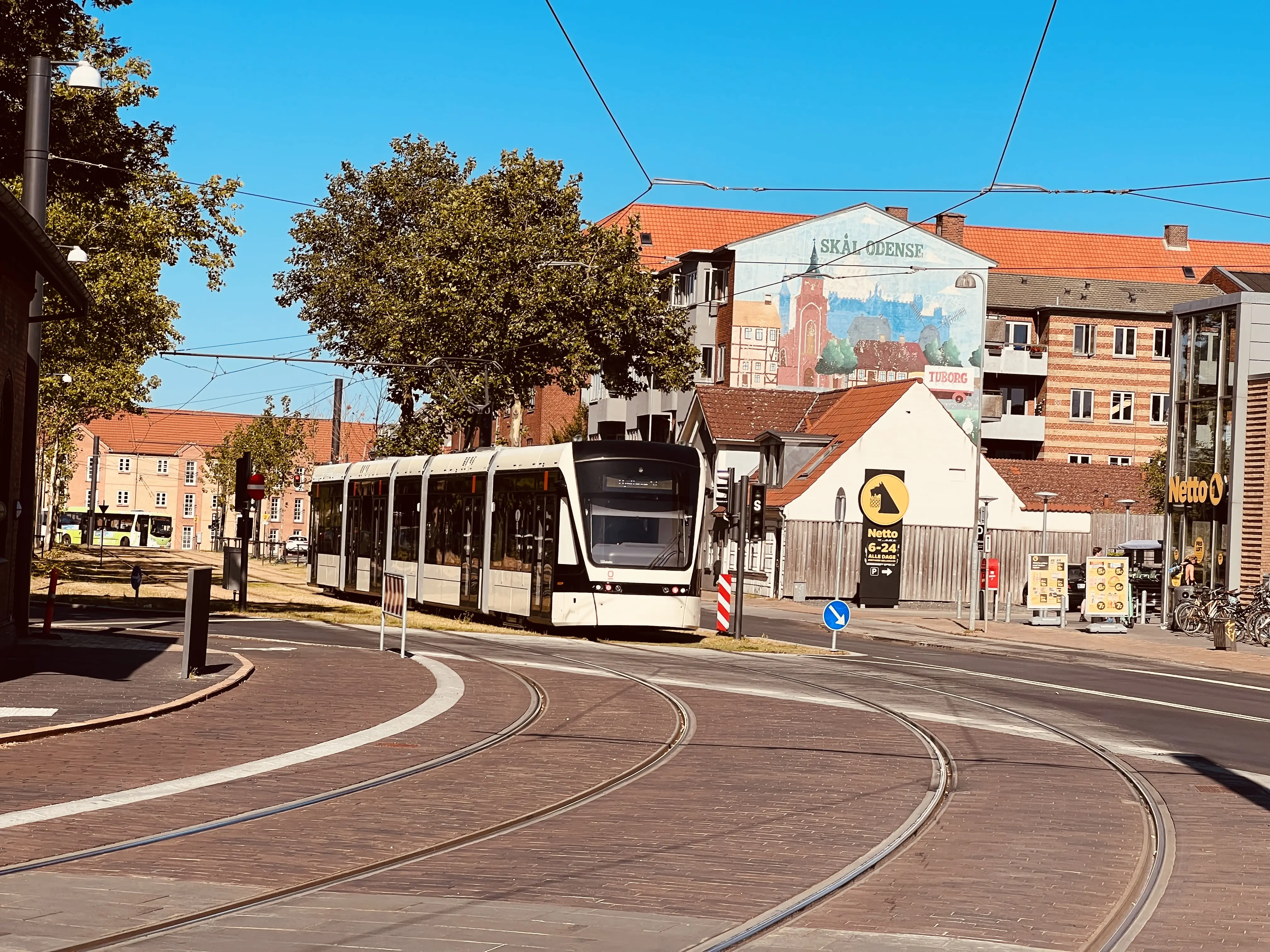 Billede af letbanetog ud for Benedikts Plads Letbanestation. Billede af letbanetog ud for Benedikts Plads Letbanestation.