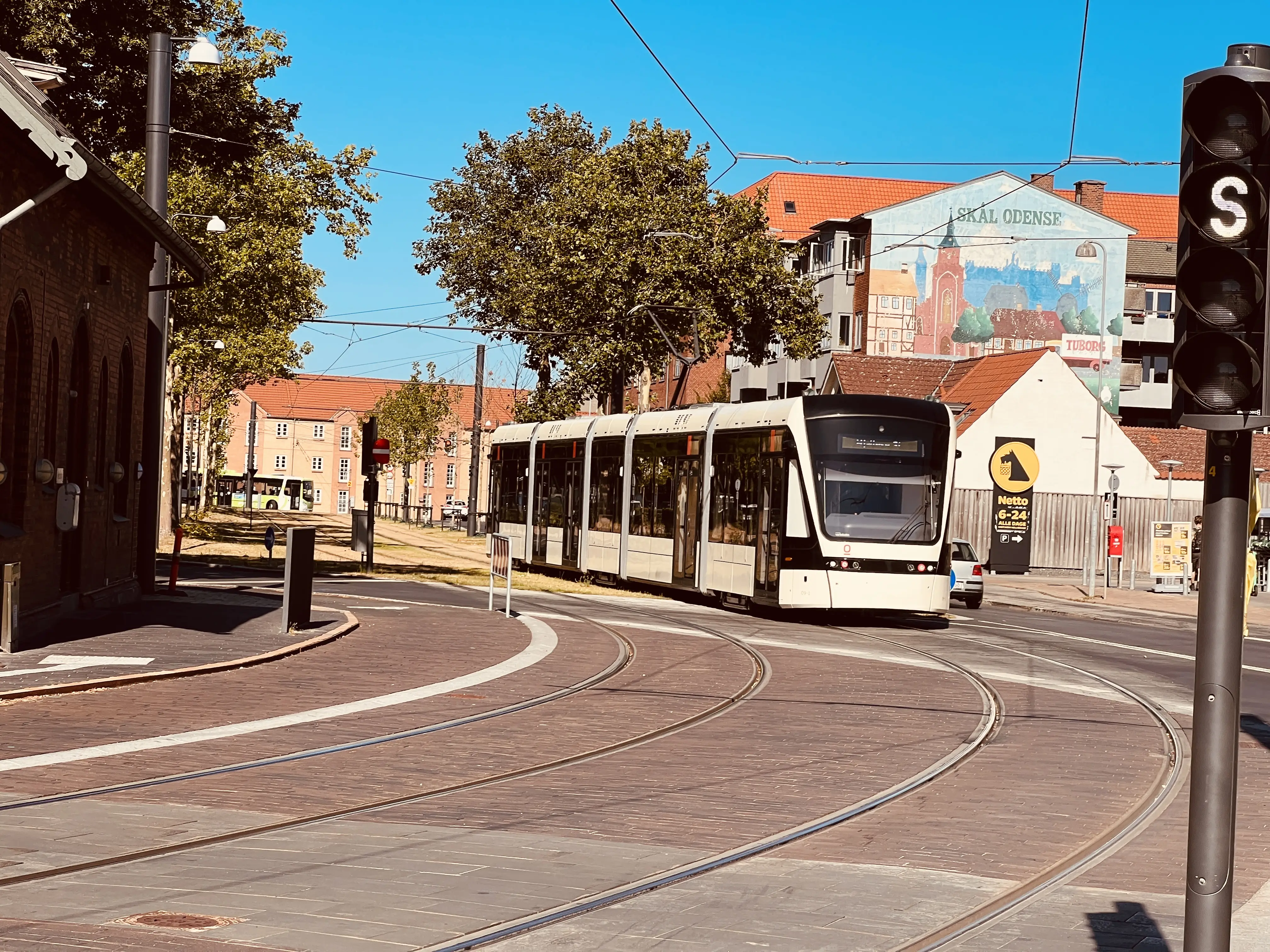 Billede af letbanetog ud for Benedikts Plads Letbanestation. Billede af letbanetog ud for Benedikts Plads Letbanestation.