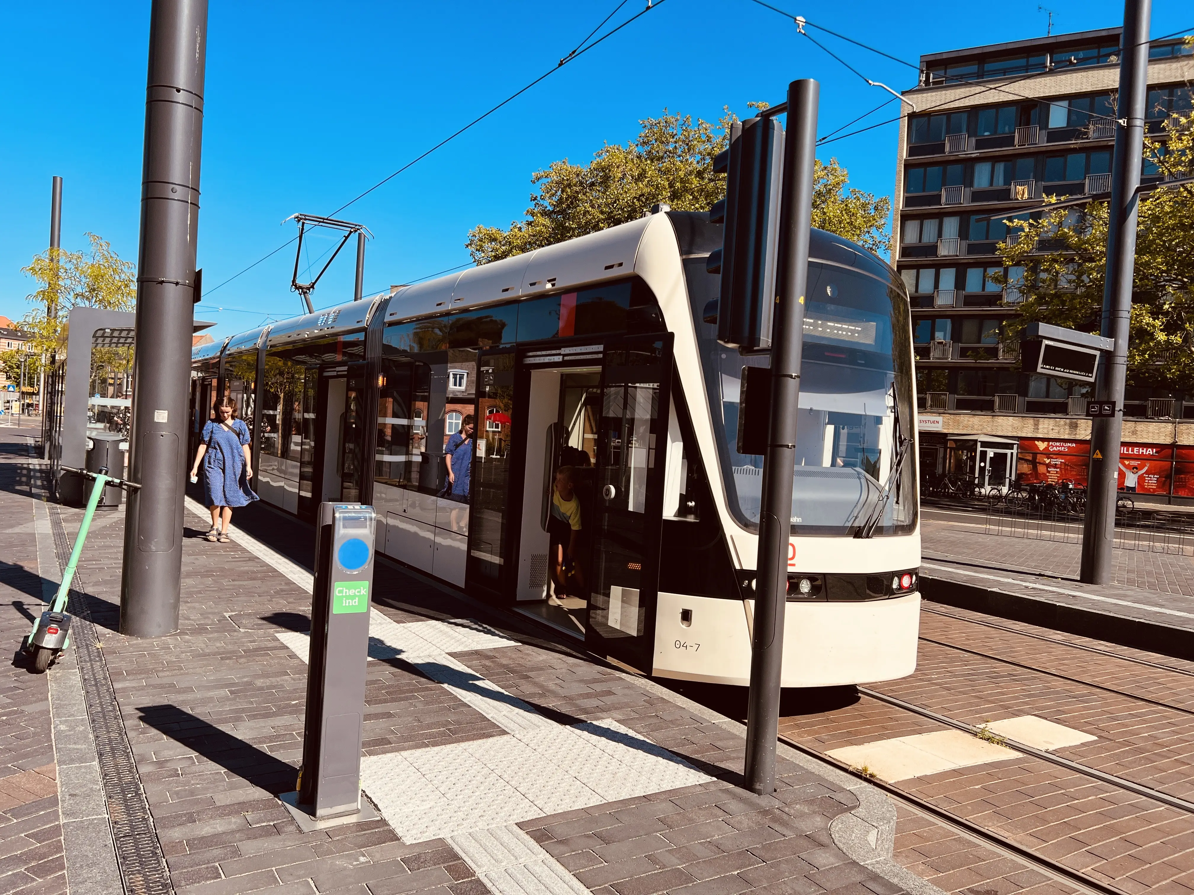 Billede af letbanetog ud for Benedikts Plads Letbanestation. Billede af letbanetog ud for Benedikts Plads Letbanestation.