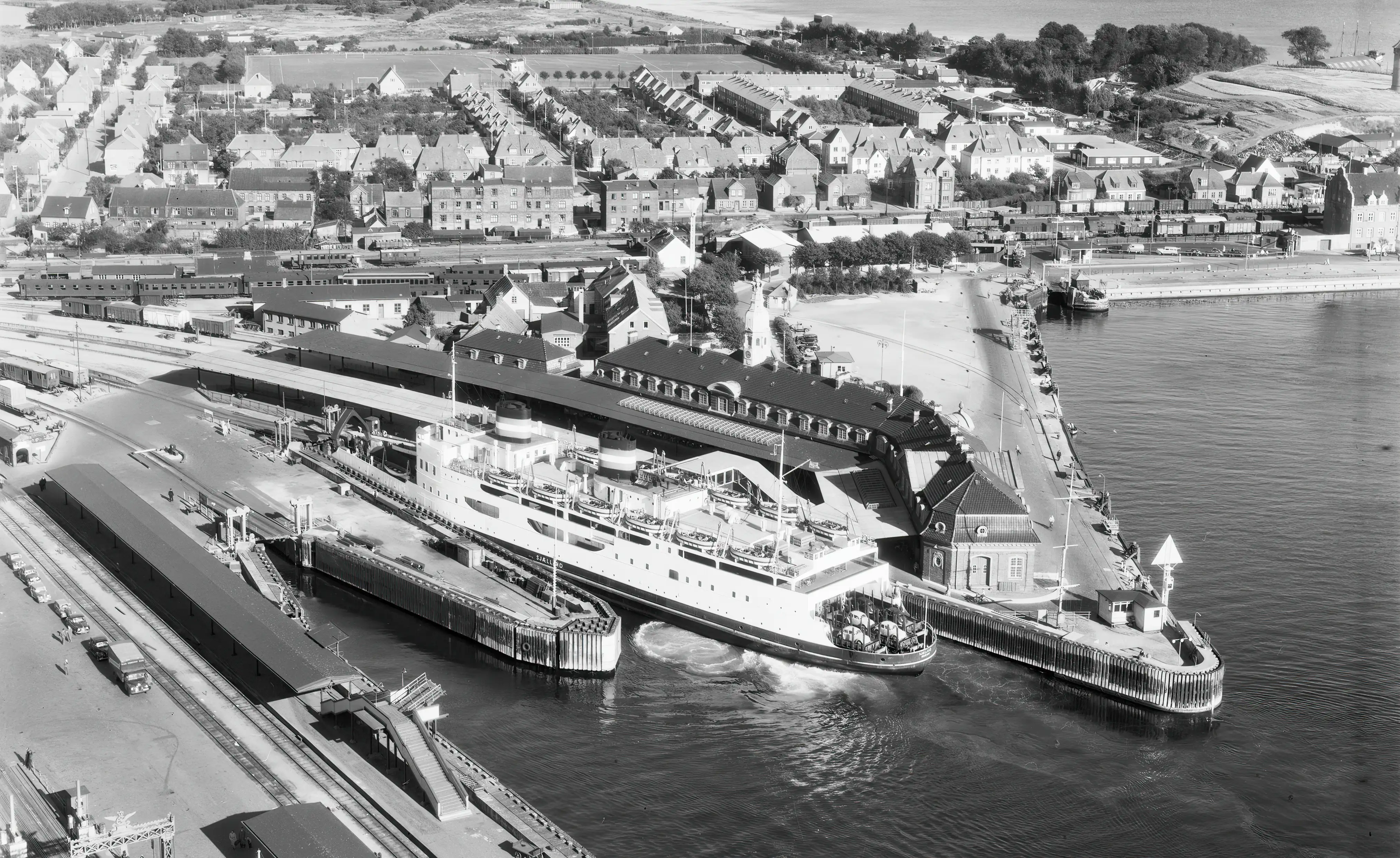 Billede af Korsør Station med færgen Sjælland ud for - bemærk lasten af folkevognsbobler på jernbanevognene. Billede af Korsør Station med færgen Sjælland ud for - bemærk lasten af folkevognsbobler på jernbanevognene.