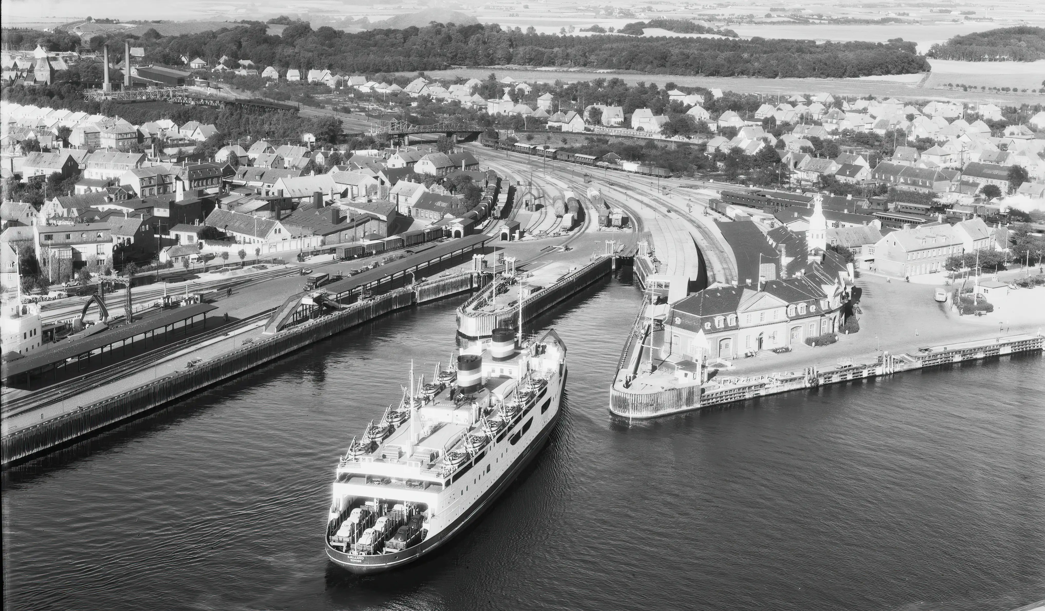 Billede af Korsør Station med færgen Sjælland ud for - bemærk lasten af folkevognsbobler på jernbanevognene. Billede af Korsør Station med færgen Sjælland ud for - bemærk lasten af folkevognsbobler på jernbanevognene.