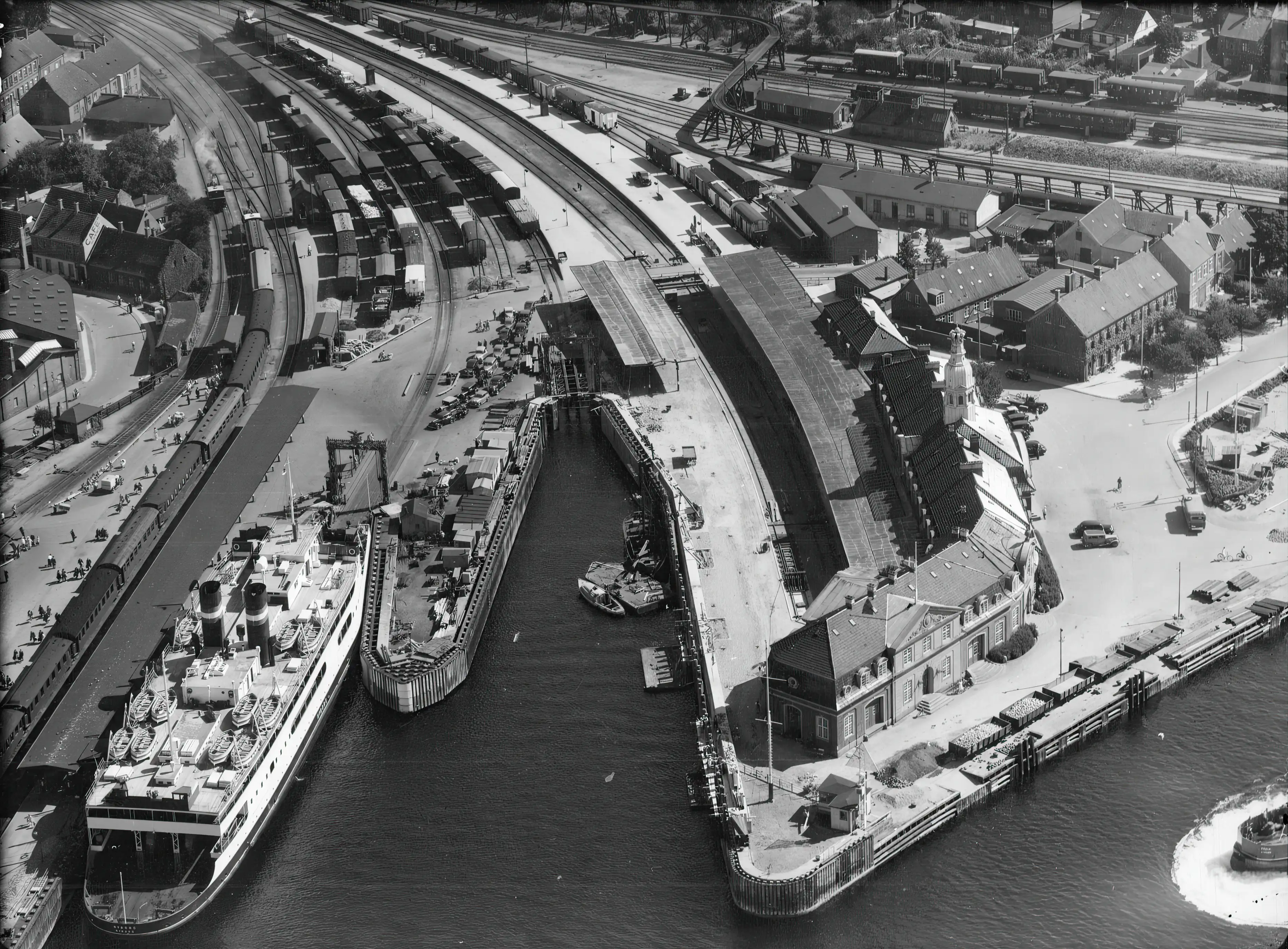 Billede af Korsør Station med færgen "Nyborg" i havn. Billede af Korsør Station med færgen "Nyborg" i havn.