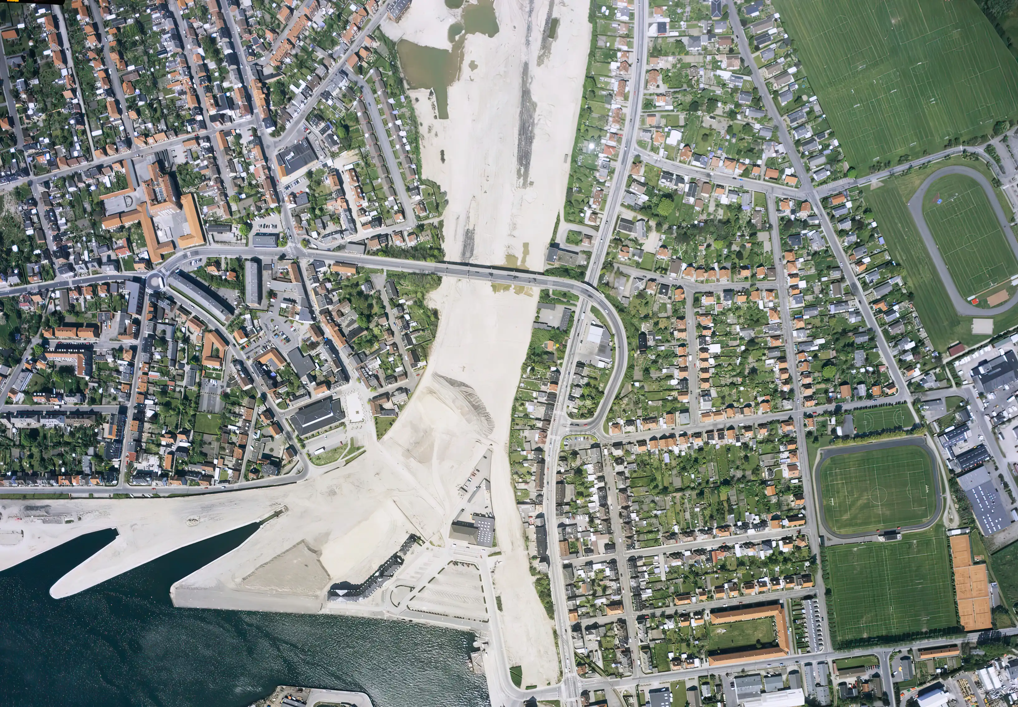 Billede af nu nedlagte Korsør Station, hvor færgelejre og sporarealer er ved at blive fjernet. Billede af nu nedlagte Korsør Station, hvor færgelejre og sporarealer er ved at blive fjernet.