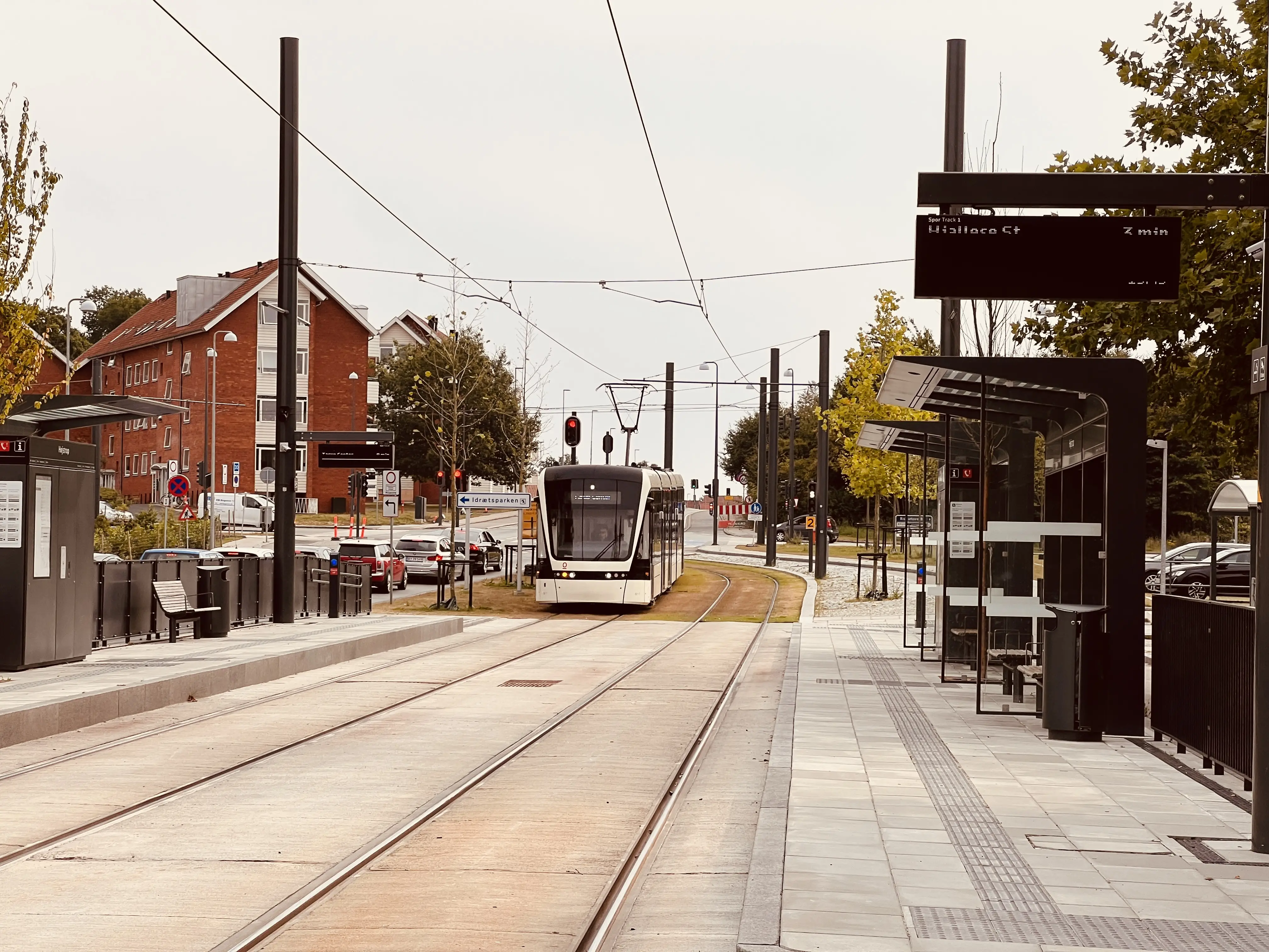 Billede af letbanetog ud for Højstrup Letbanestation.