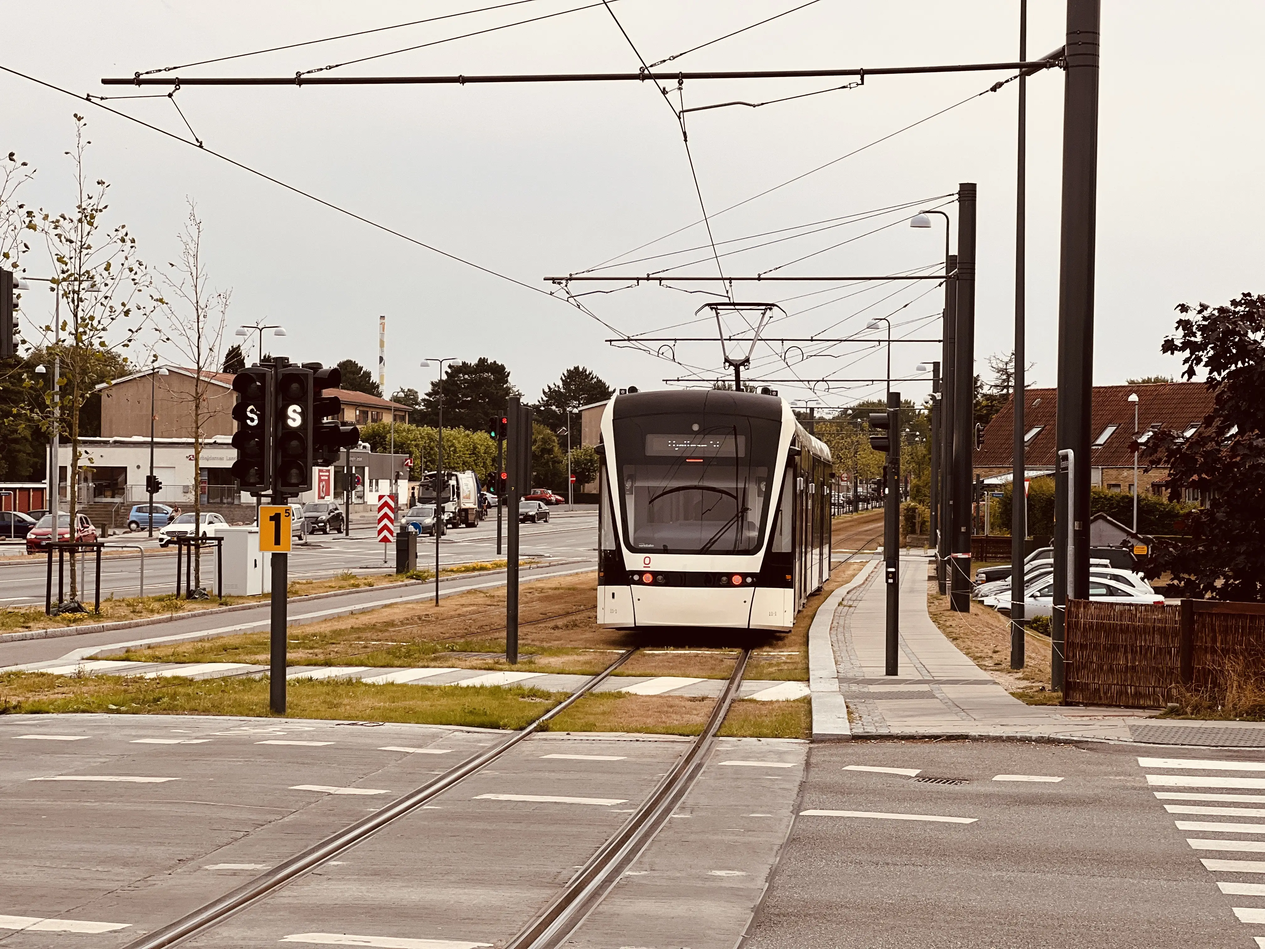 Billede af letbanetog ud for Tarup Center Letbanestation.