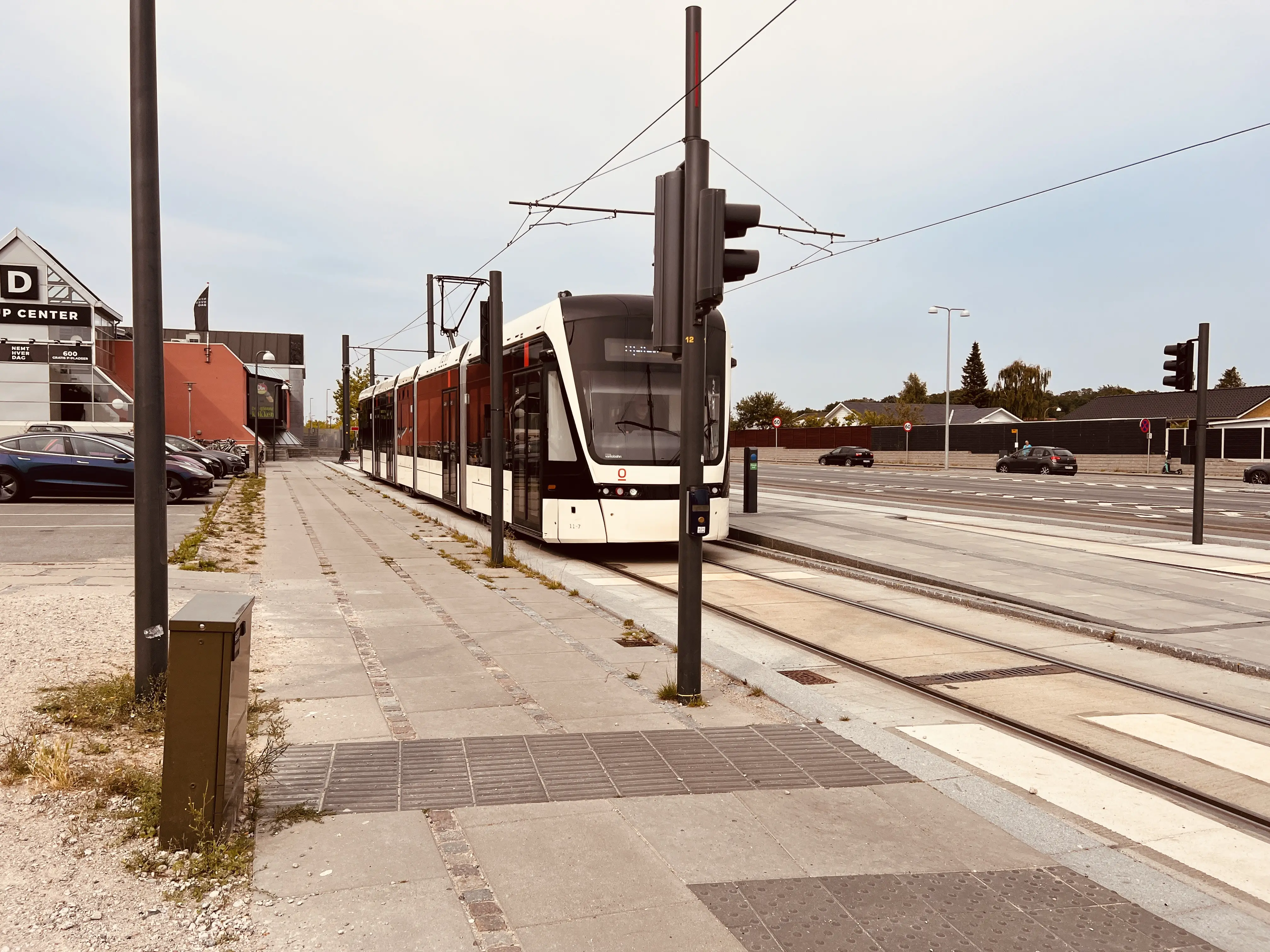 Billede af letbanetog ud for Tarup Center Letbanestation.