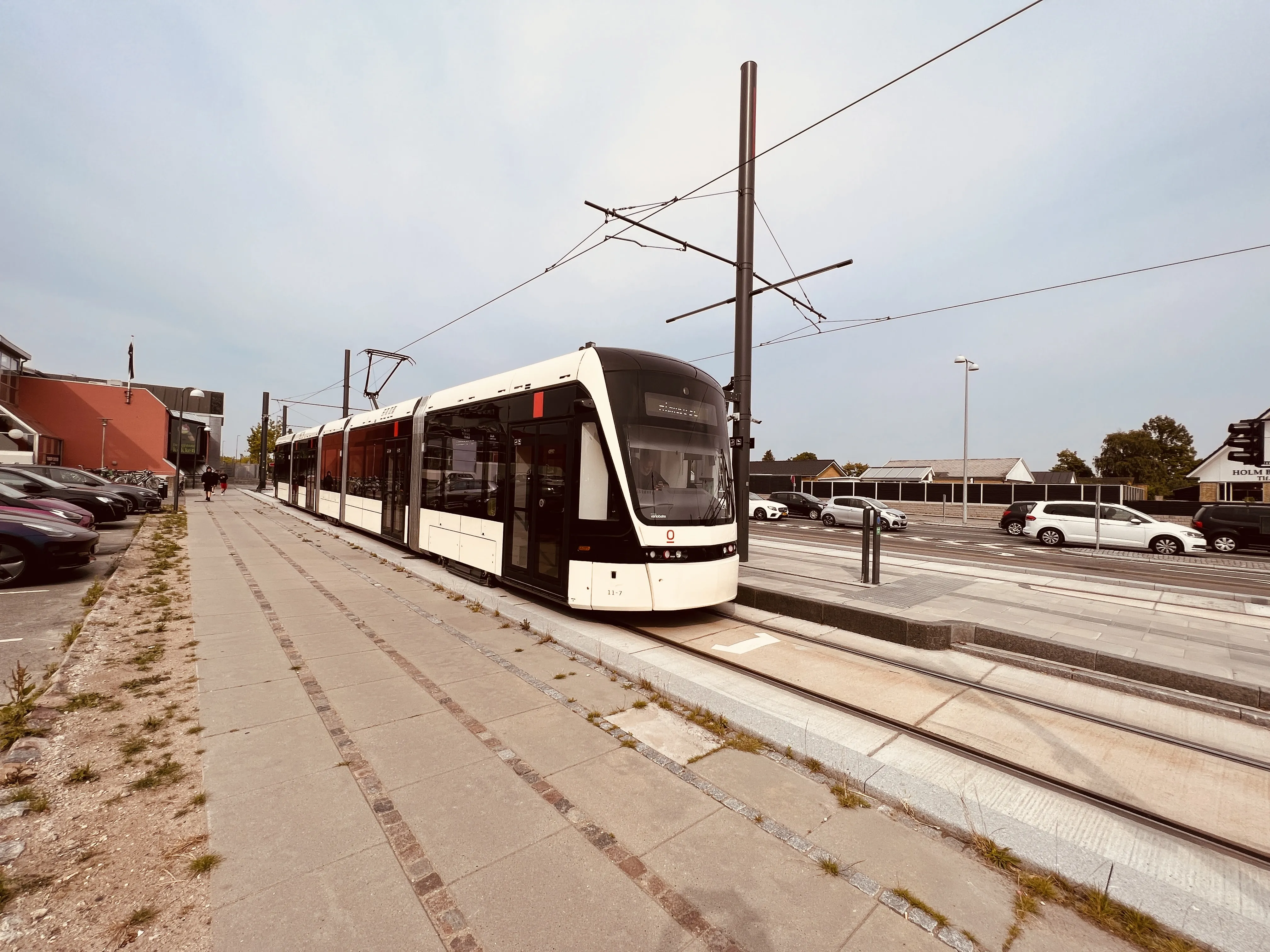 Billede af letbanetog ud for Tarup Center Letbanestation.