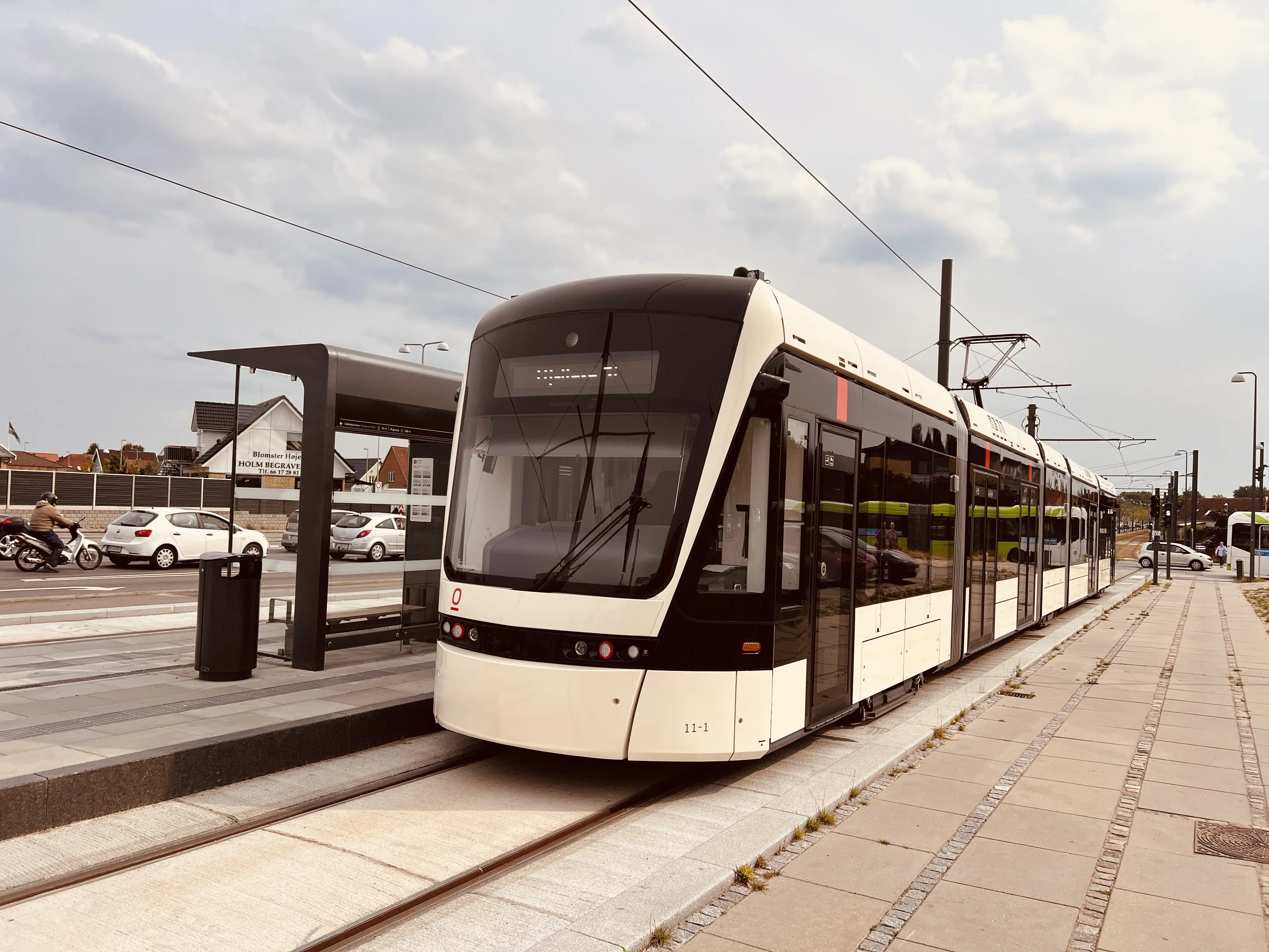 Billede af letbanetog ud for Tarup Center Letbanestation.