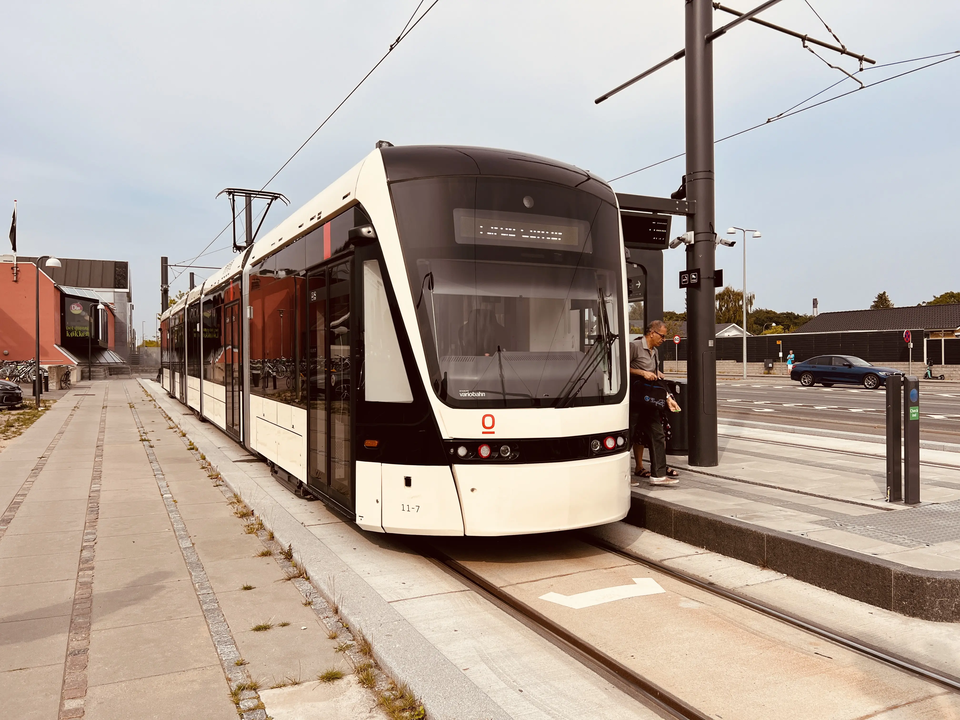 Billede af letbanetog ud for Tarup Center Letbanestation.