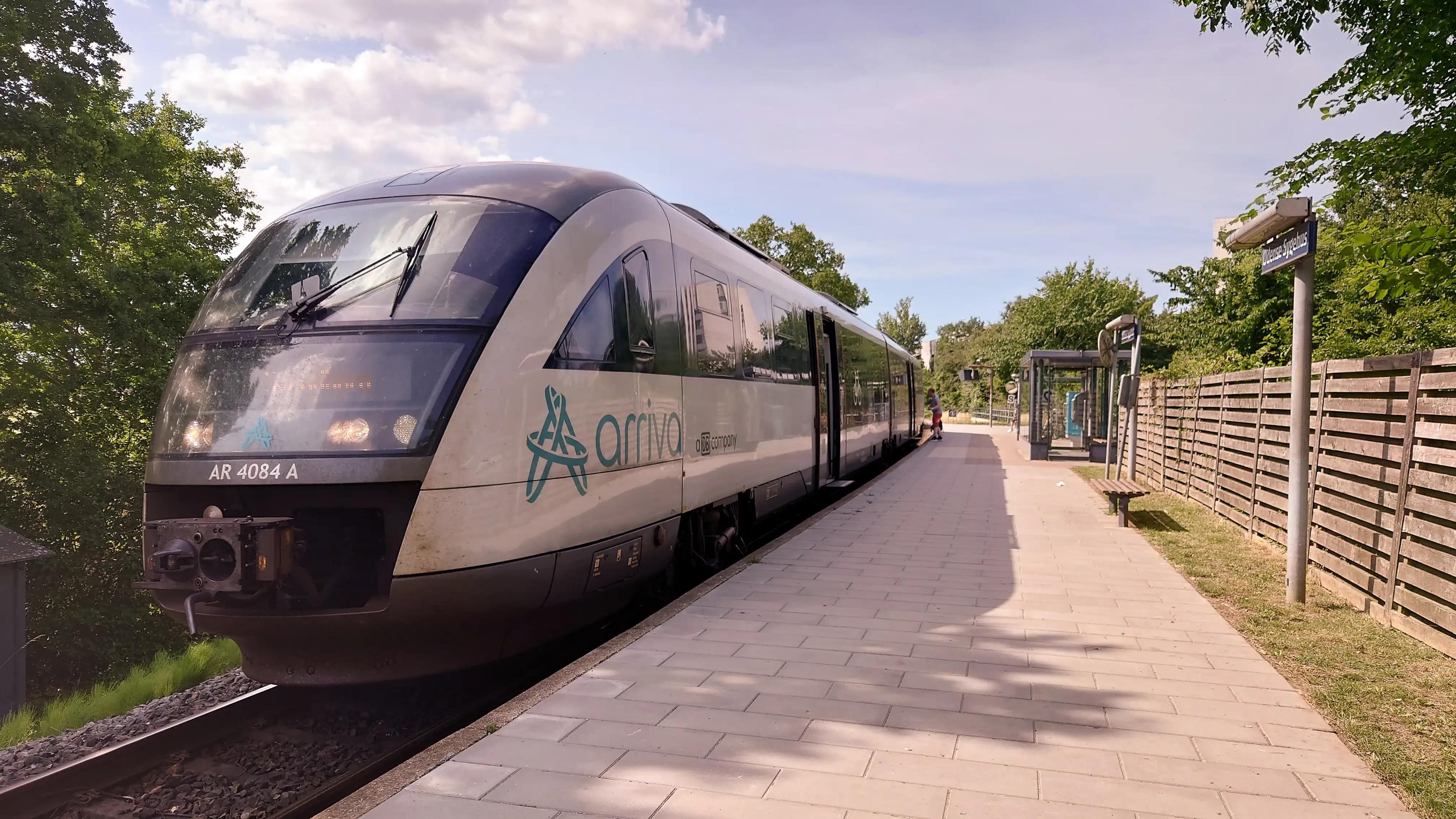 Billede af ARRIVA AR 4084, tidligere DSB MQ 4124-4924 fotograferet ud for Odense Sygehus Trinbræt.