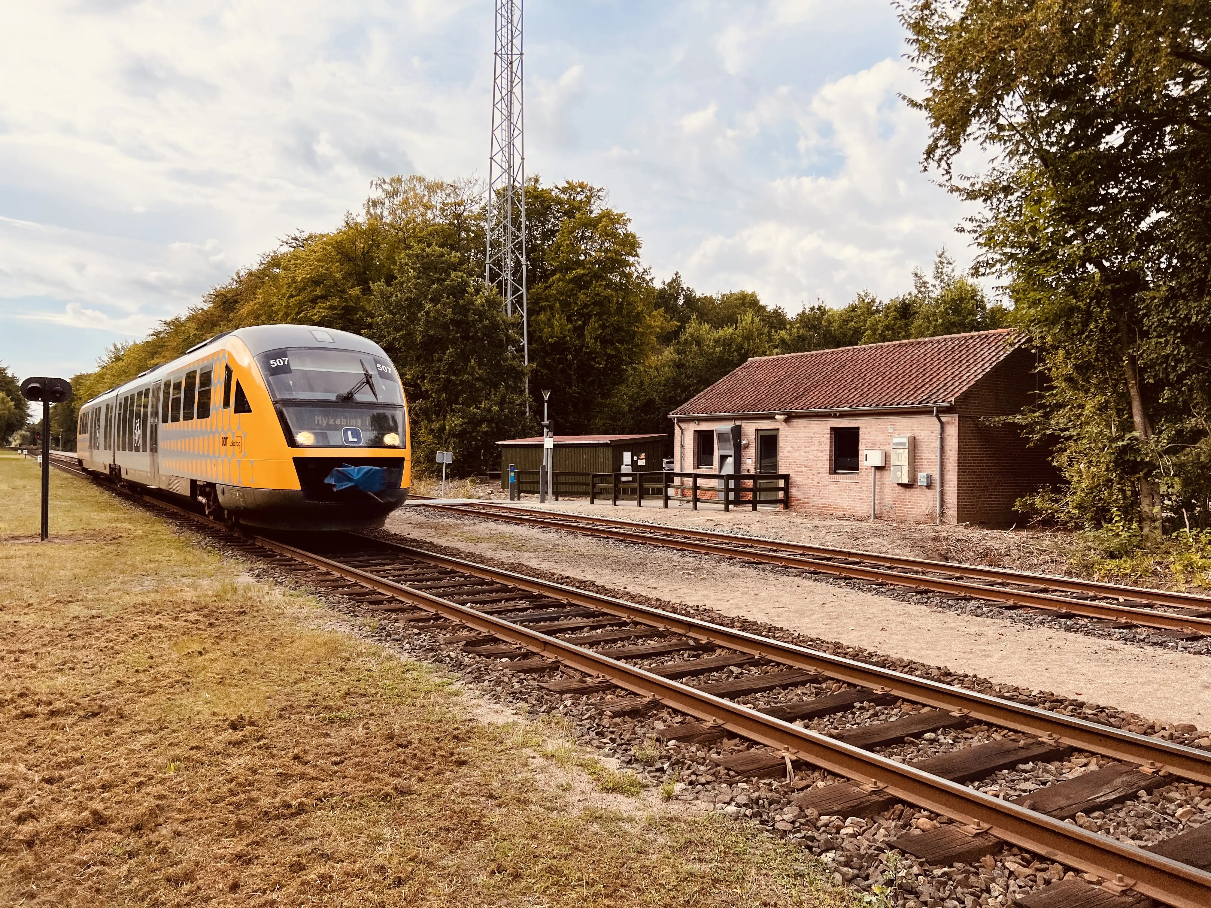Billede af tog ud for Ryde Trinbræt. Billede af tog ud for Ryde Trinbræt.