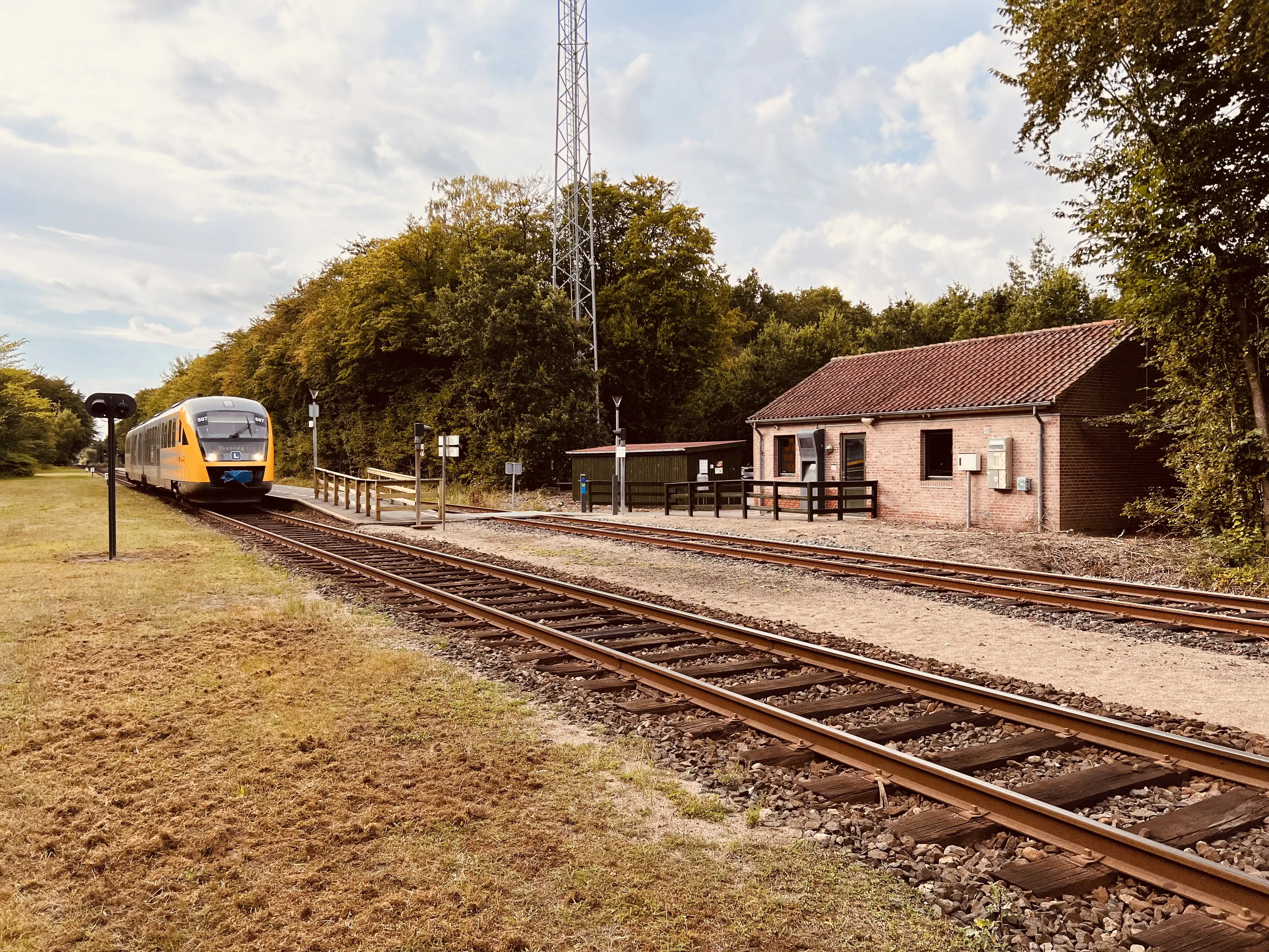 Billede af tog ud for Ryde Trinbræt. Billede af tog ud for Ryde Trinbræt.