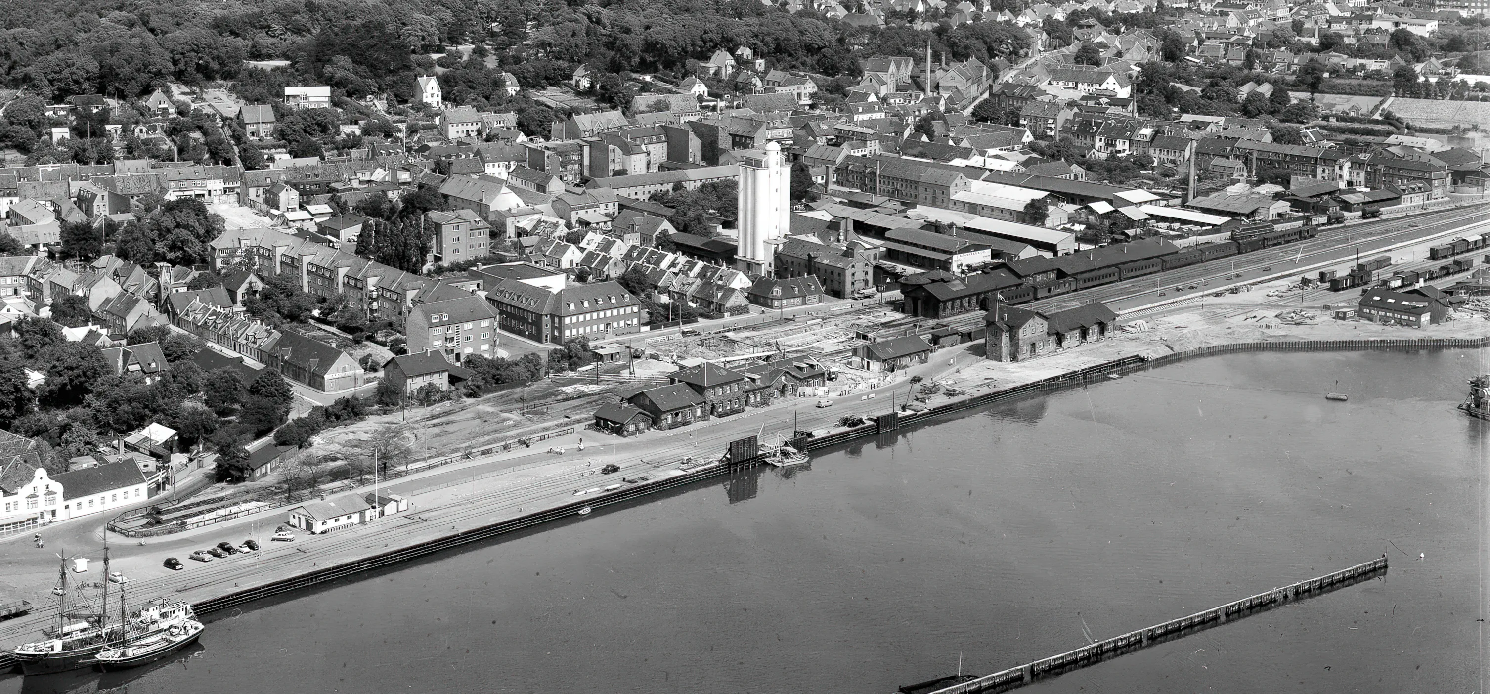 Billede af Kalundborg Station under nedrivning for at gøre plads til den nye station. Billede af Kalundborg Station under nedrivning for at gøre plads til den nye station.