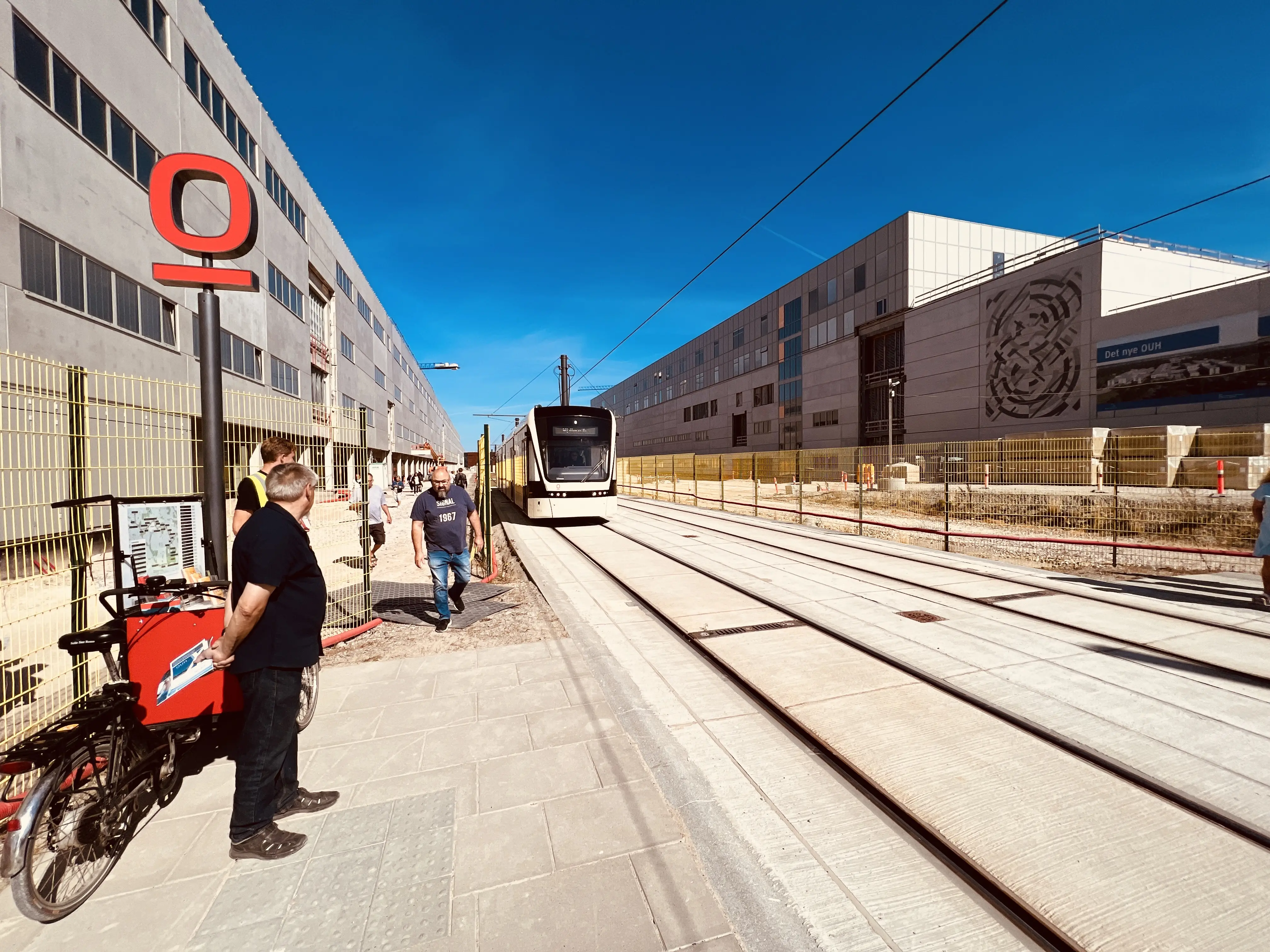 Billede af tog ud for Hospital Syd Letbanestation.