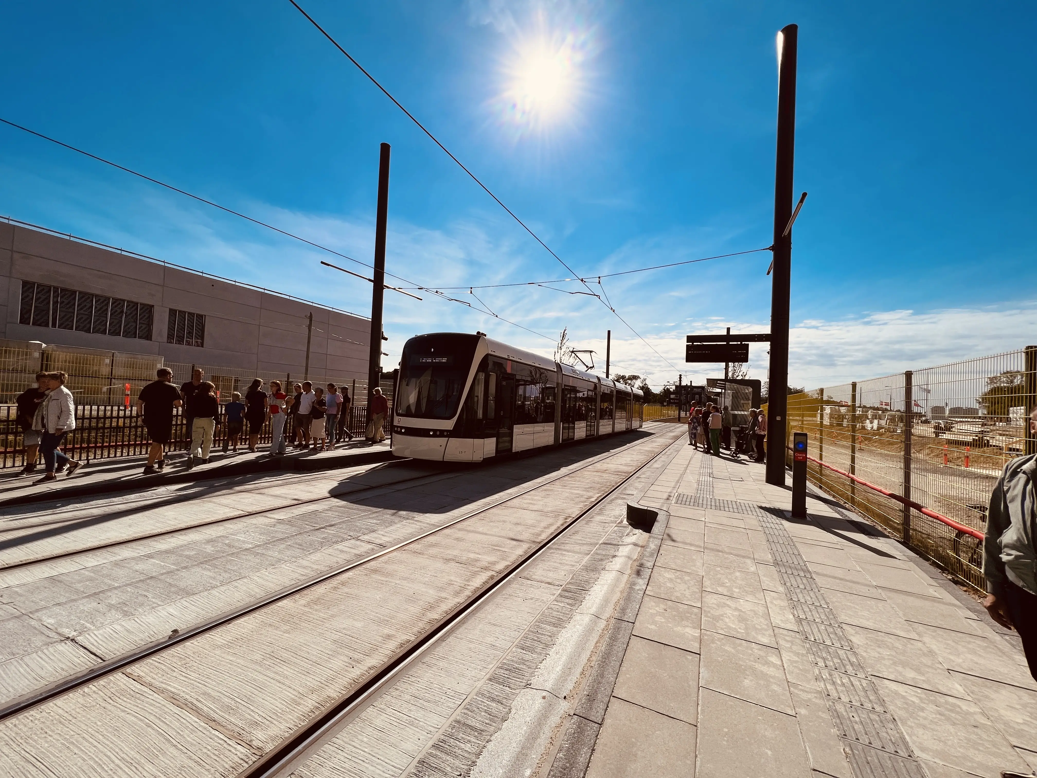 Billede af tog ud for Hospital Syd Letbanestation.