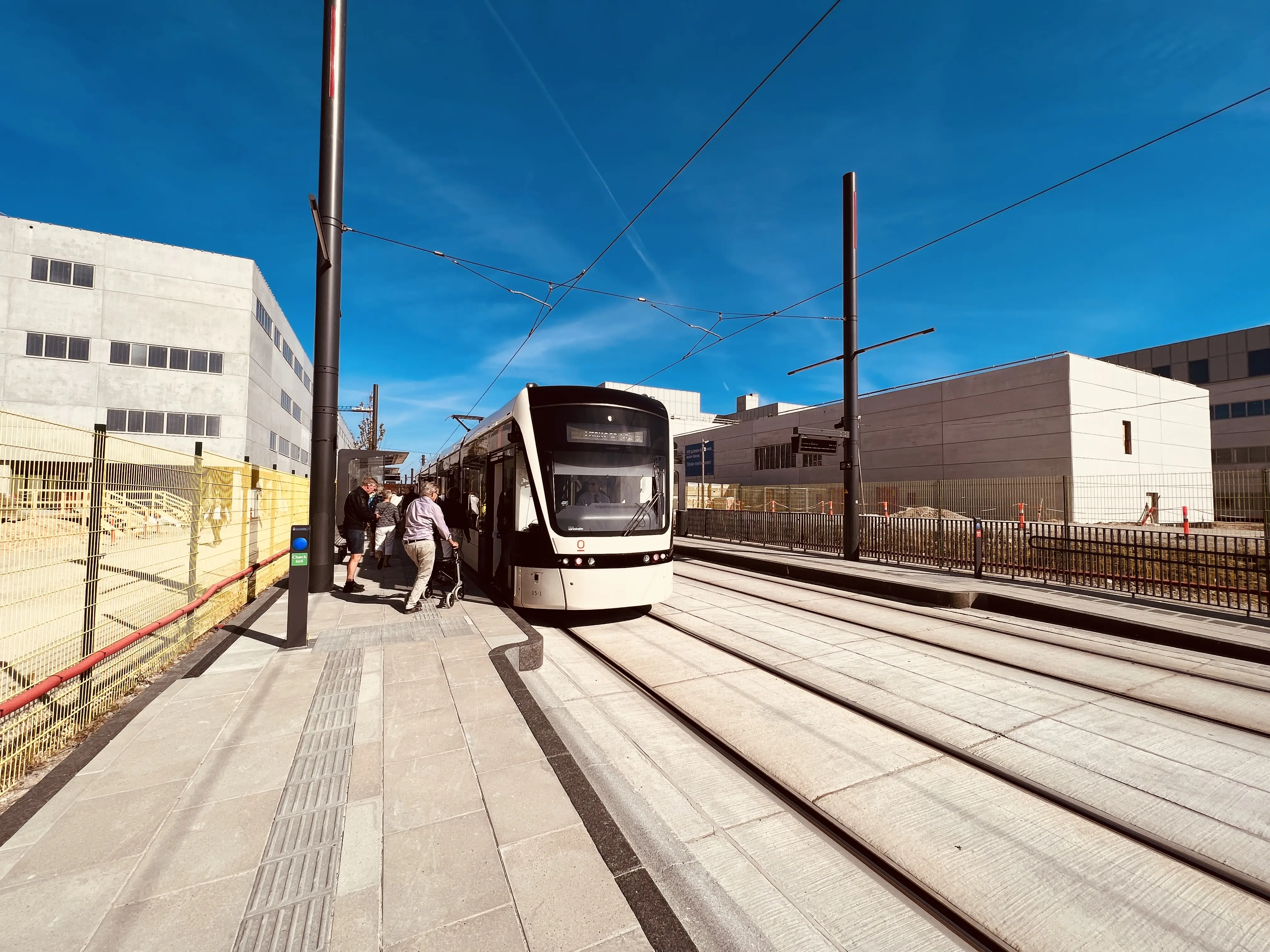 Billede af tog ud for Hospital Syd Letbanestation.