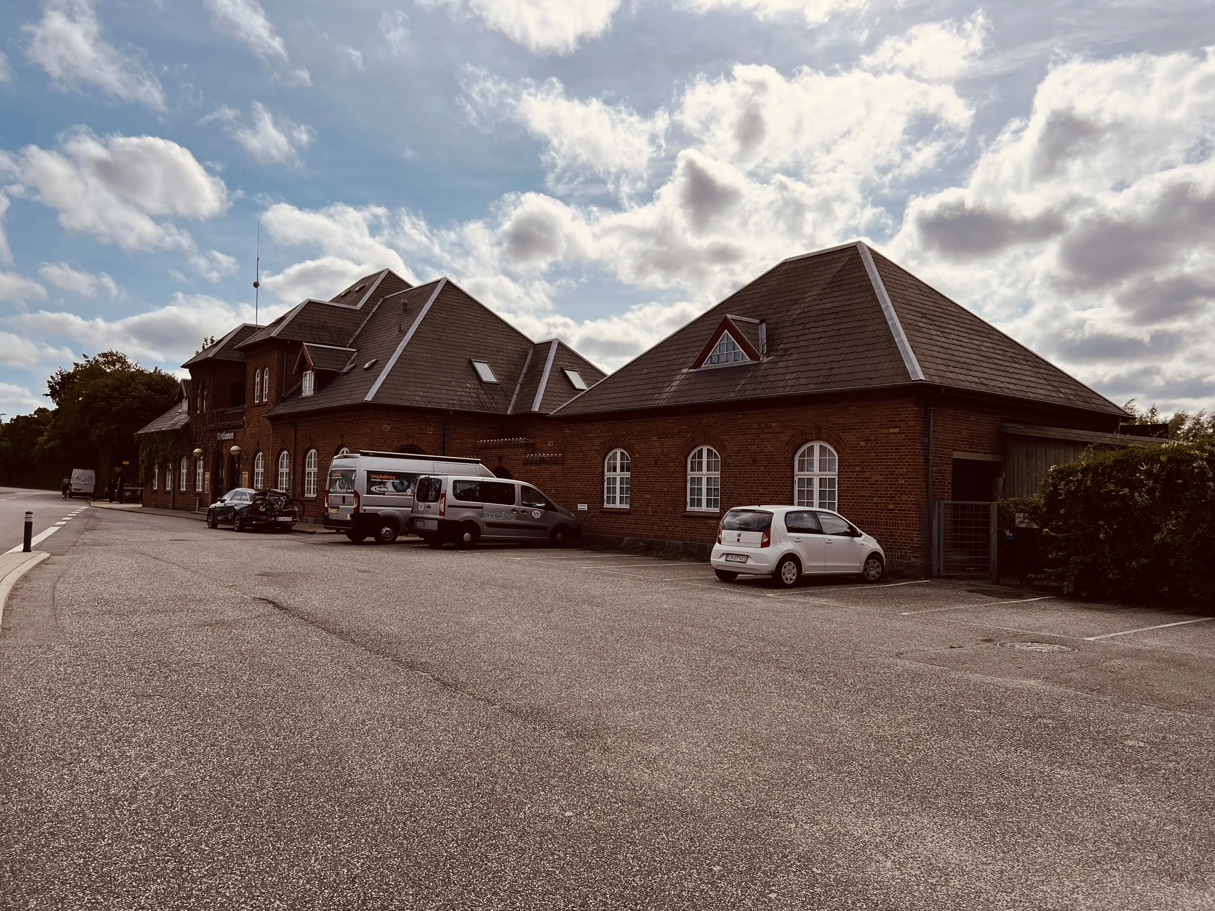 Billede af Nørresundby Station. Den første Nørresundbys Station er nedrevet, men Nørresundbys første Station har ligget her. Billede af Nørresundby Station. Den første Nørresundbys Station er nedrevet, men Nørresundbys første Station har ligget her.