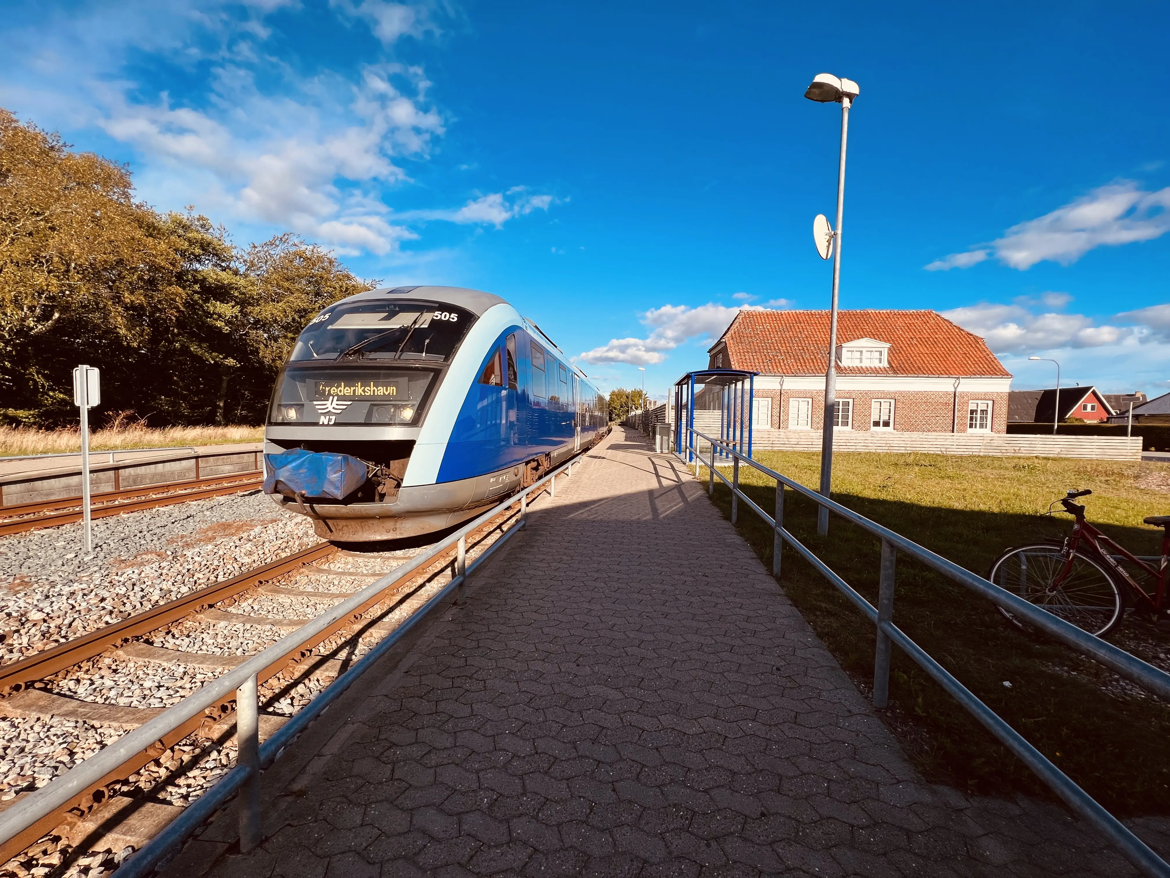 Billede af tog ud for Strandby Station. Billede af tog ud for Strandby Station.