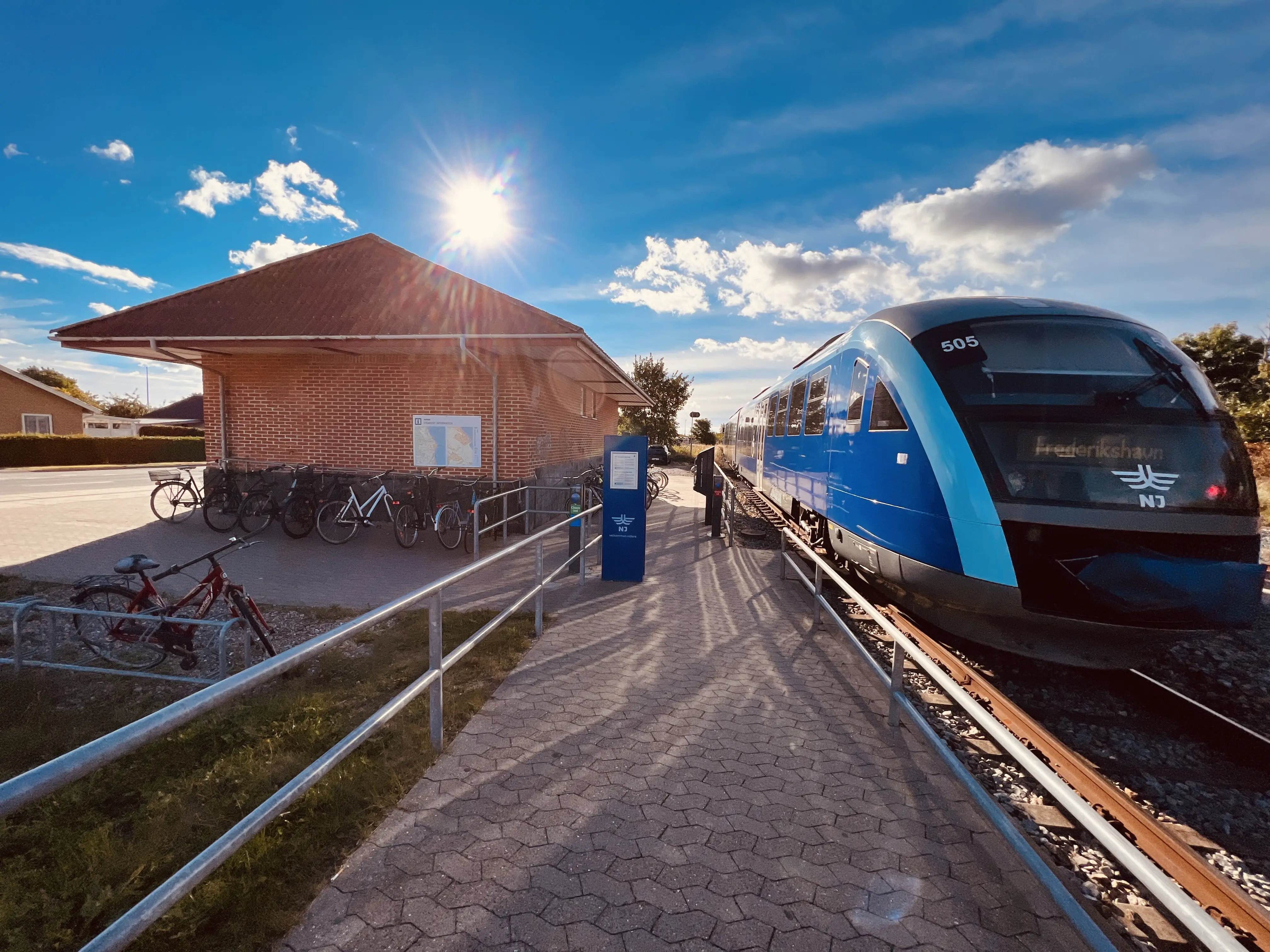 Billede af tog ud for Strandby Station. Billede af tog ud for Strandby Station.