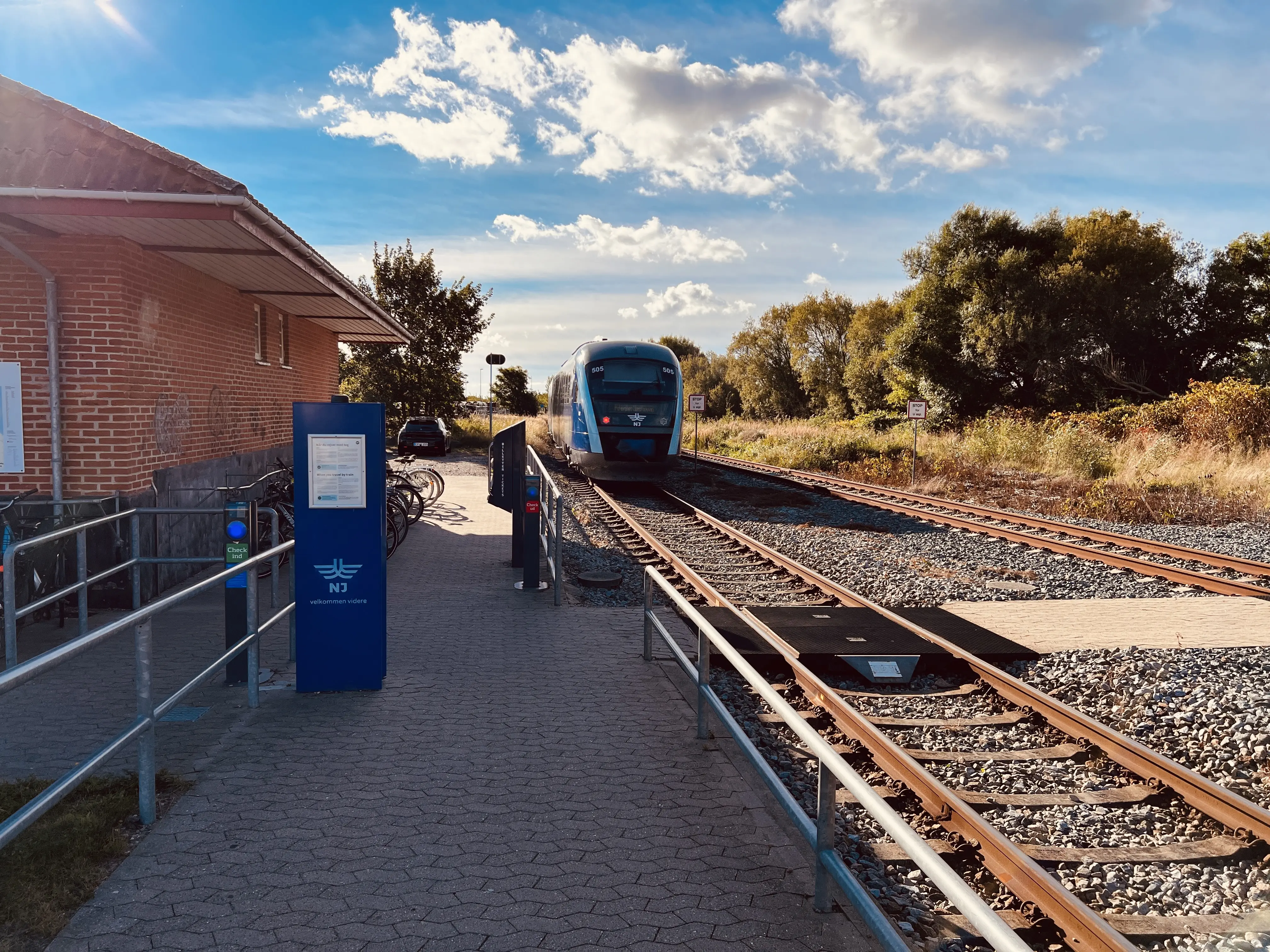 Billede af tog ud for Strandby Station. Billede af tog ud for Strandby Station.