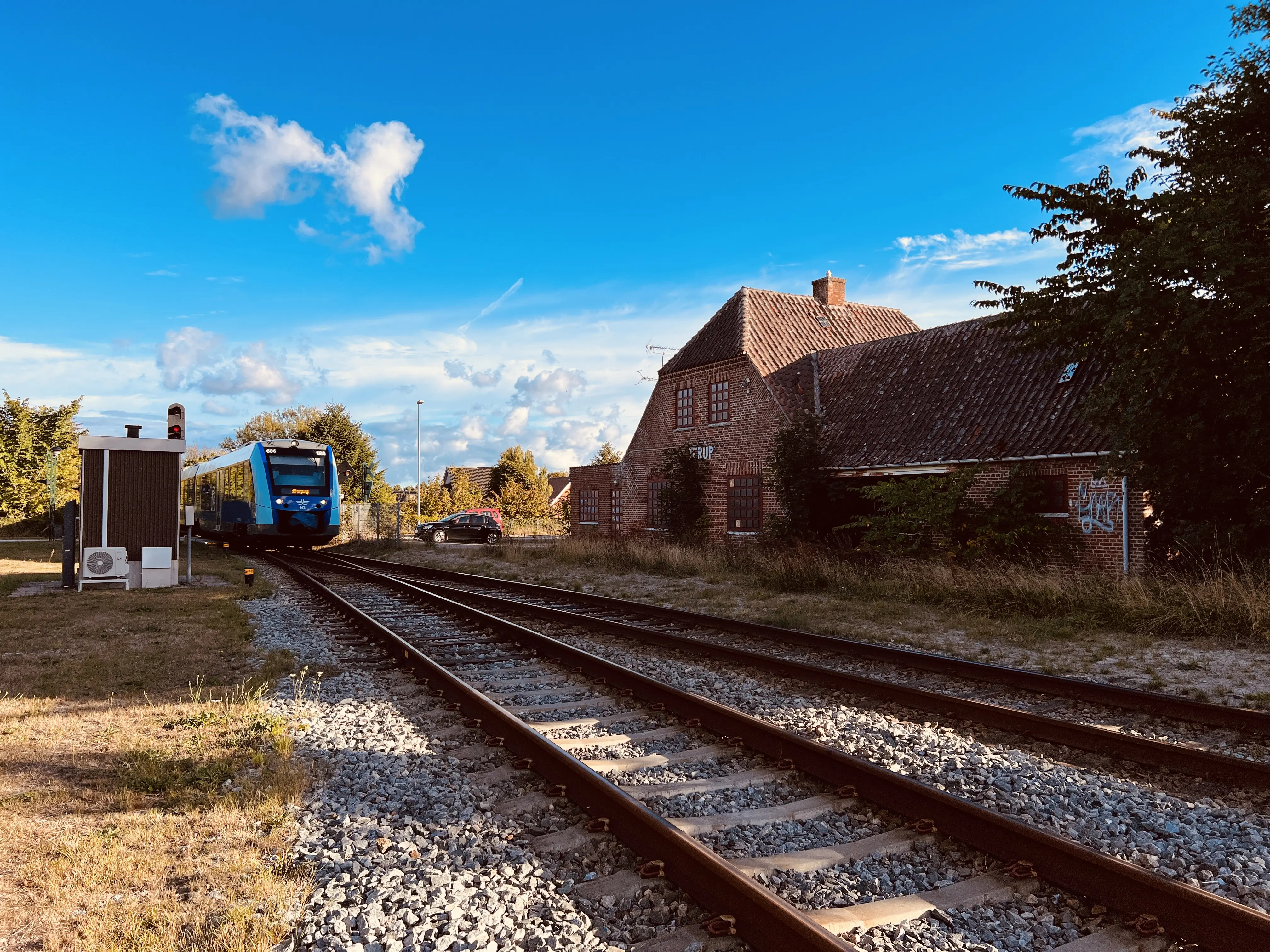 Billede af tog ud for Jerup Station.