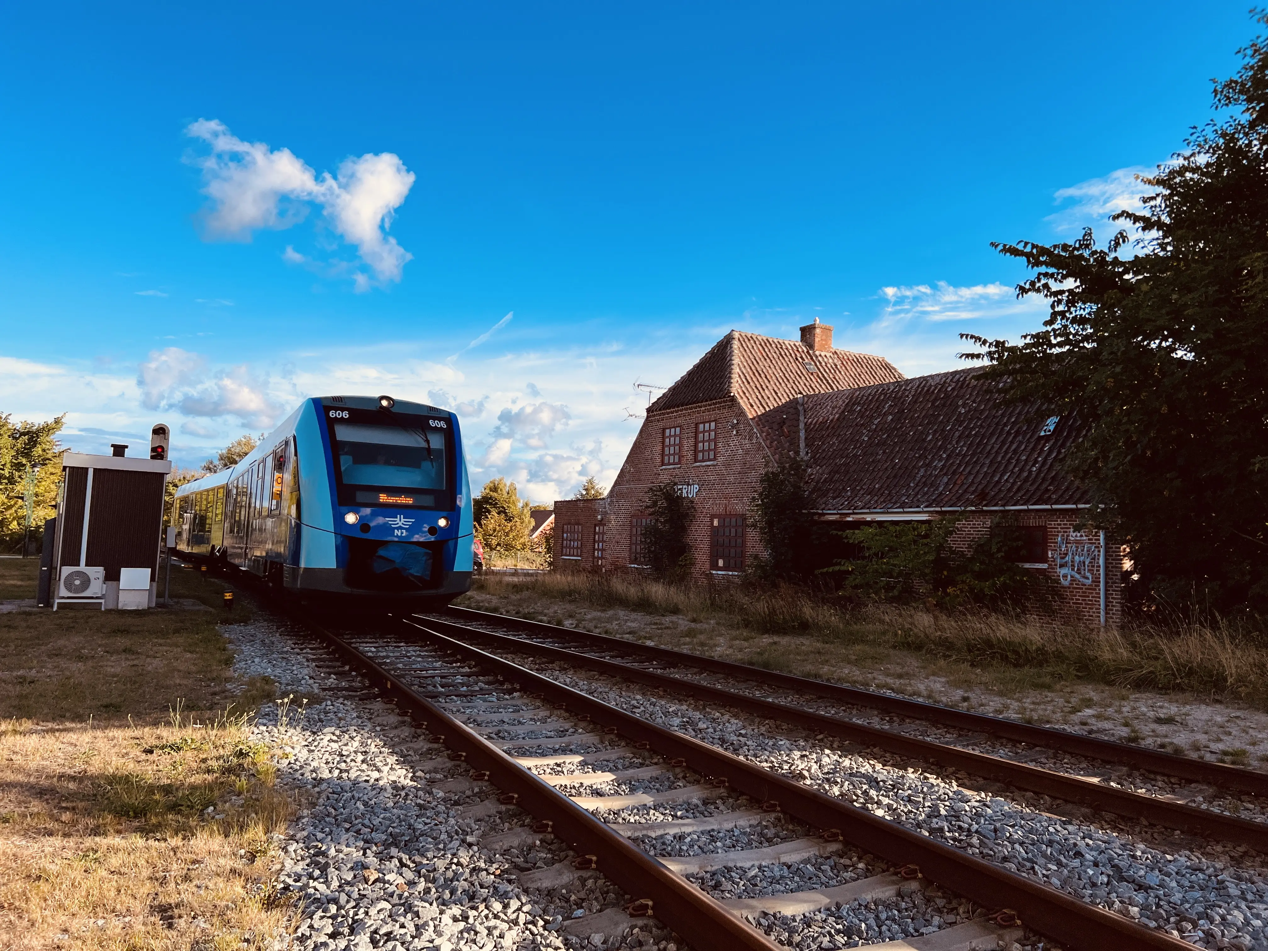 Billede af tog ud for Jerup Station.