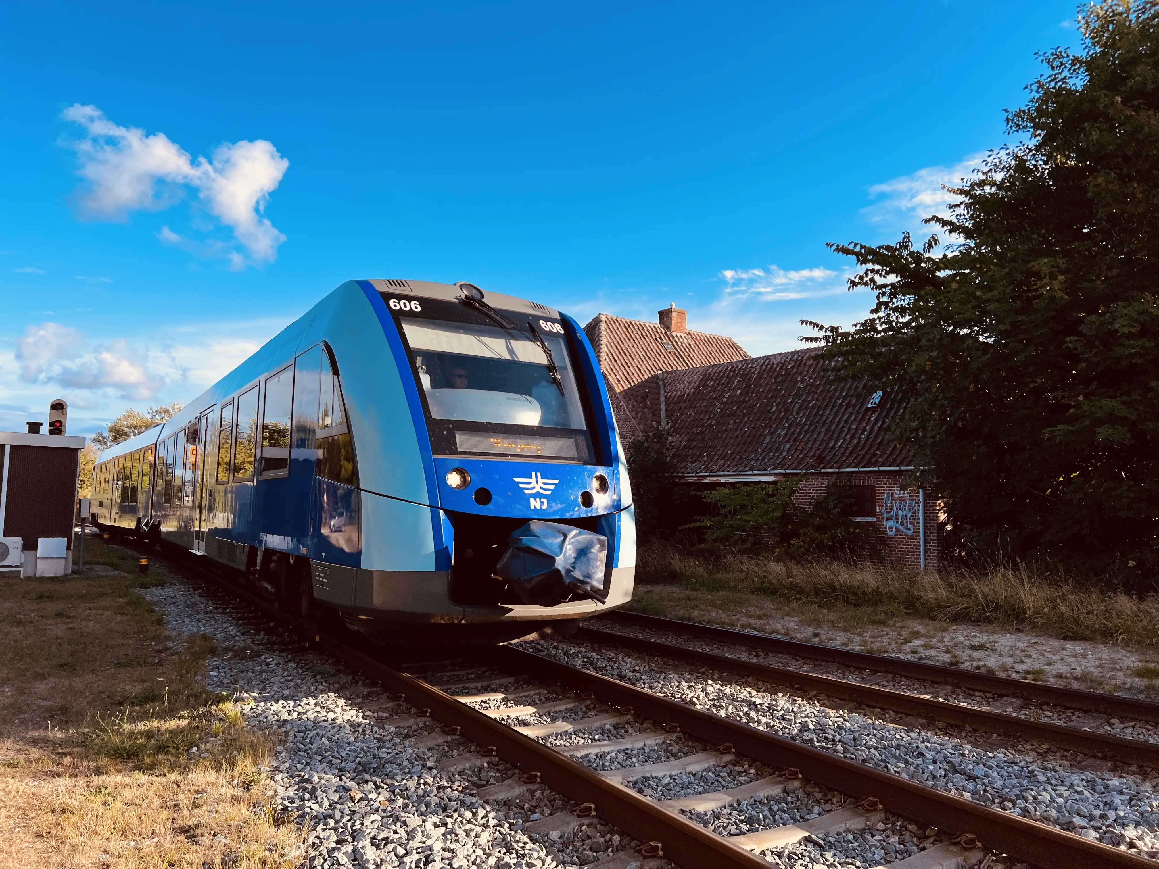 Billede af tog ud for Jerup Station.