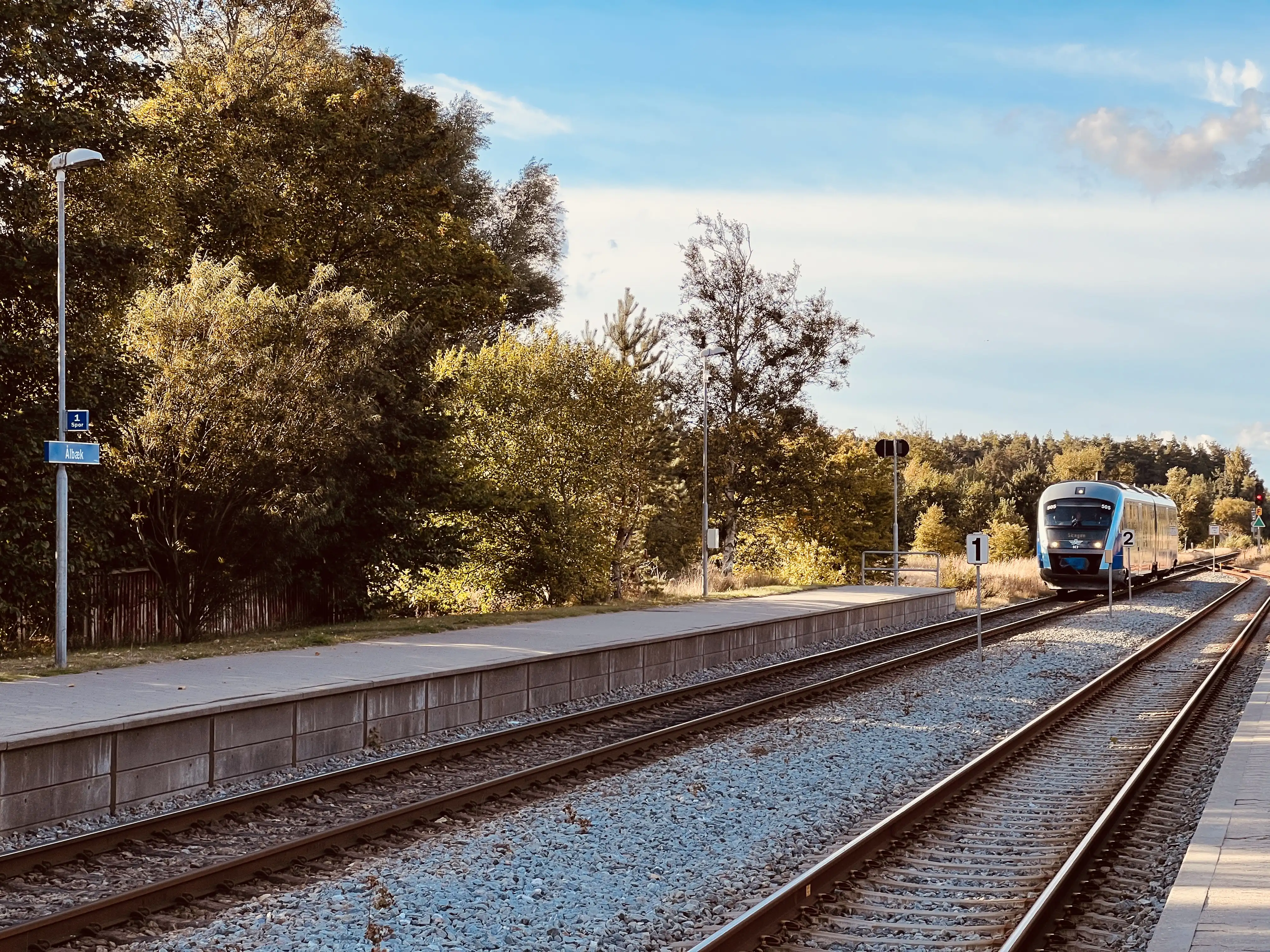 Billede af tog ud for Ålbæk Station.