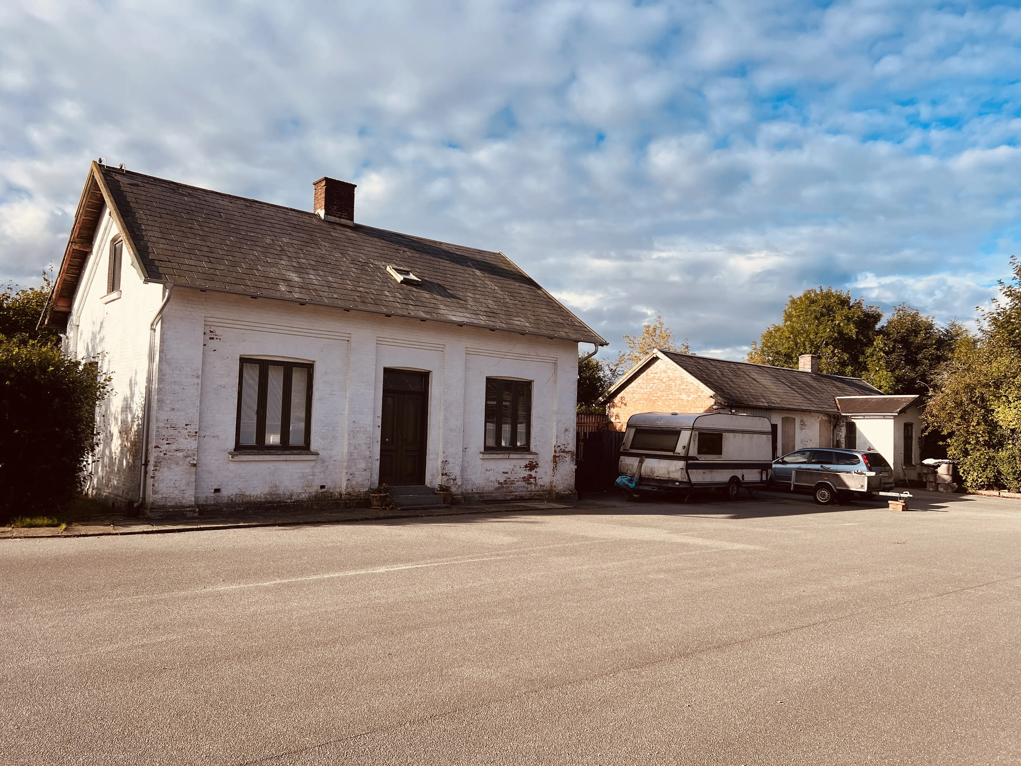 Billede af stationsmesterboligen til venstre og Lyngs Station til højre.