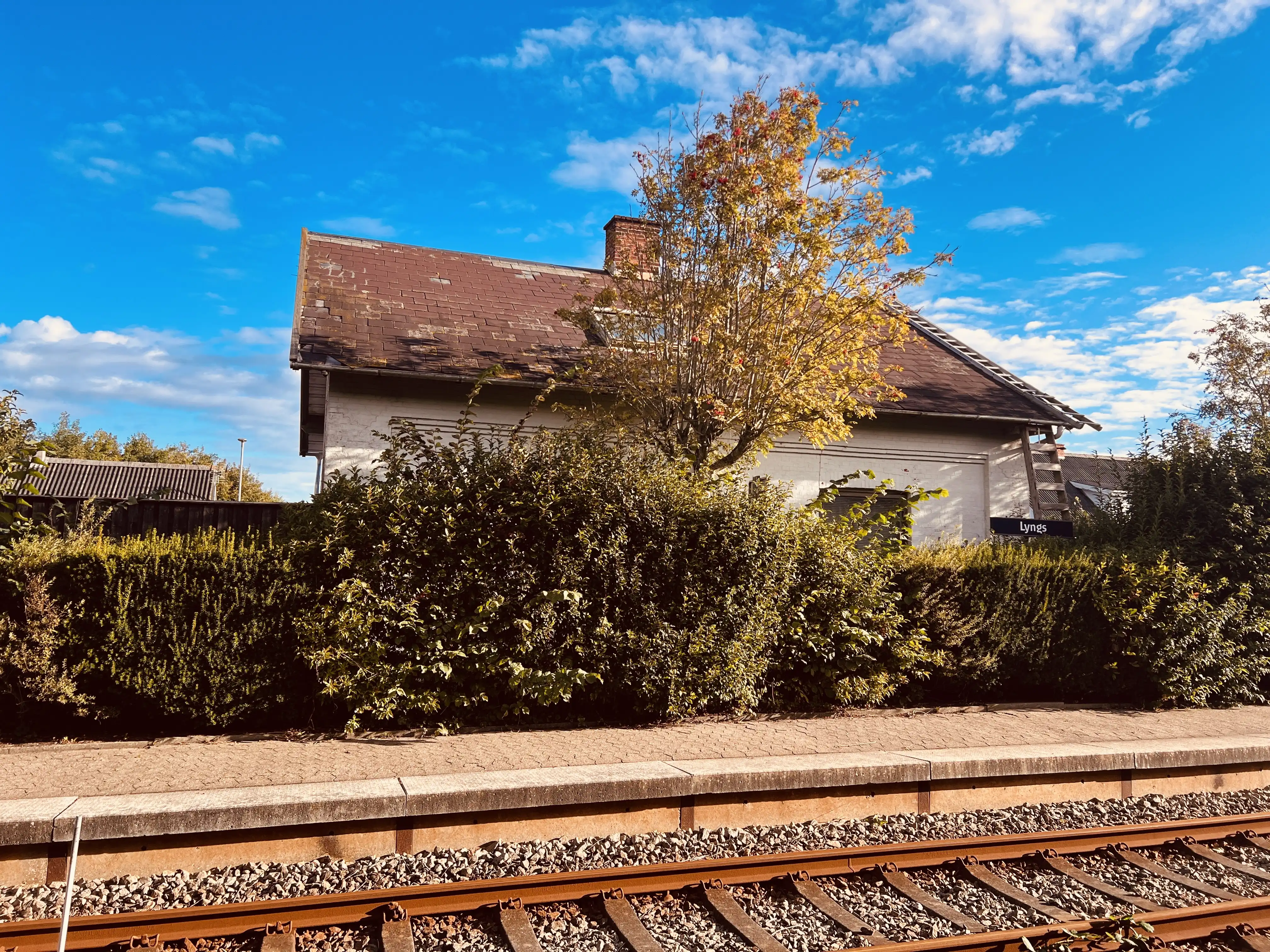 Billede af stationsmesterboligen ved Lyngs Station.