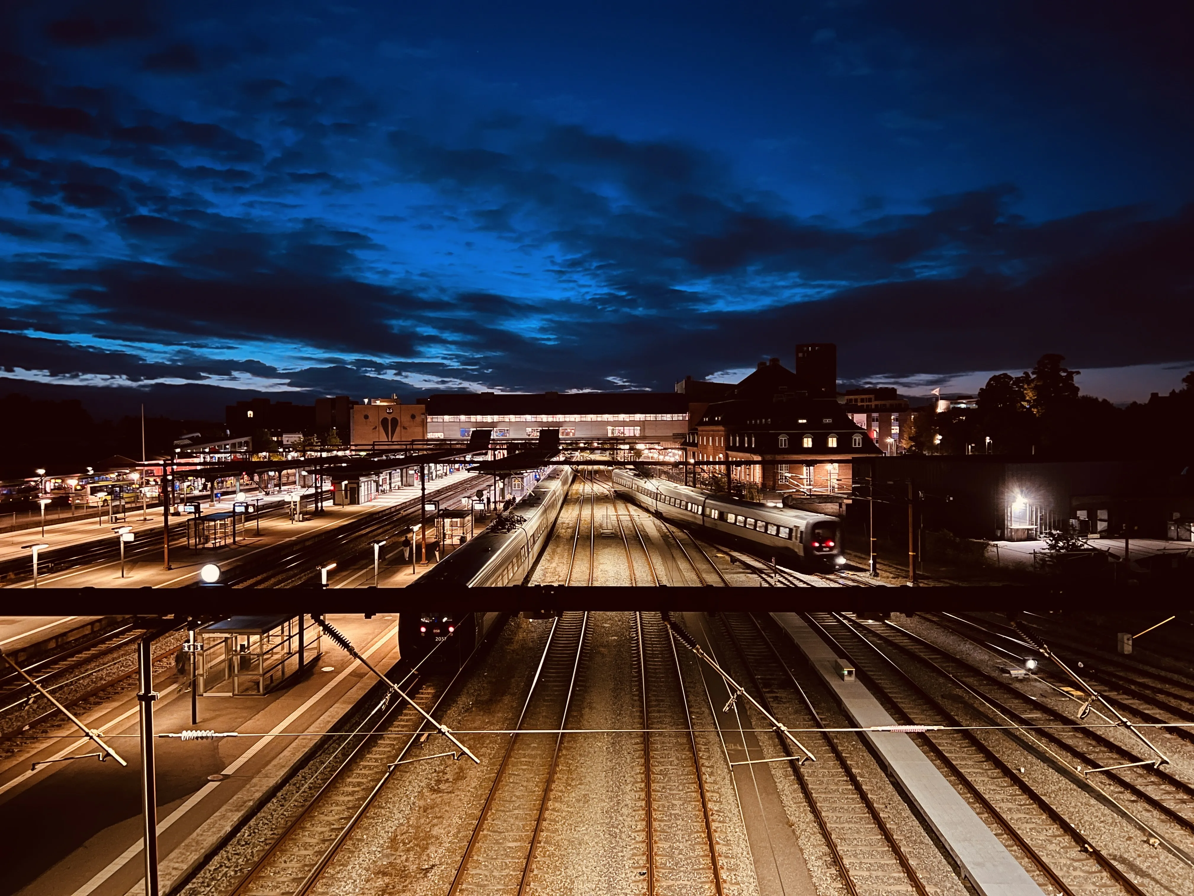 Billede af Odense Banegårds sporareal. Billede af Odense Banegårds sporareal.
