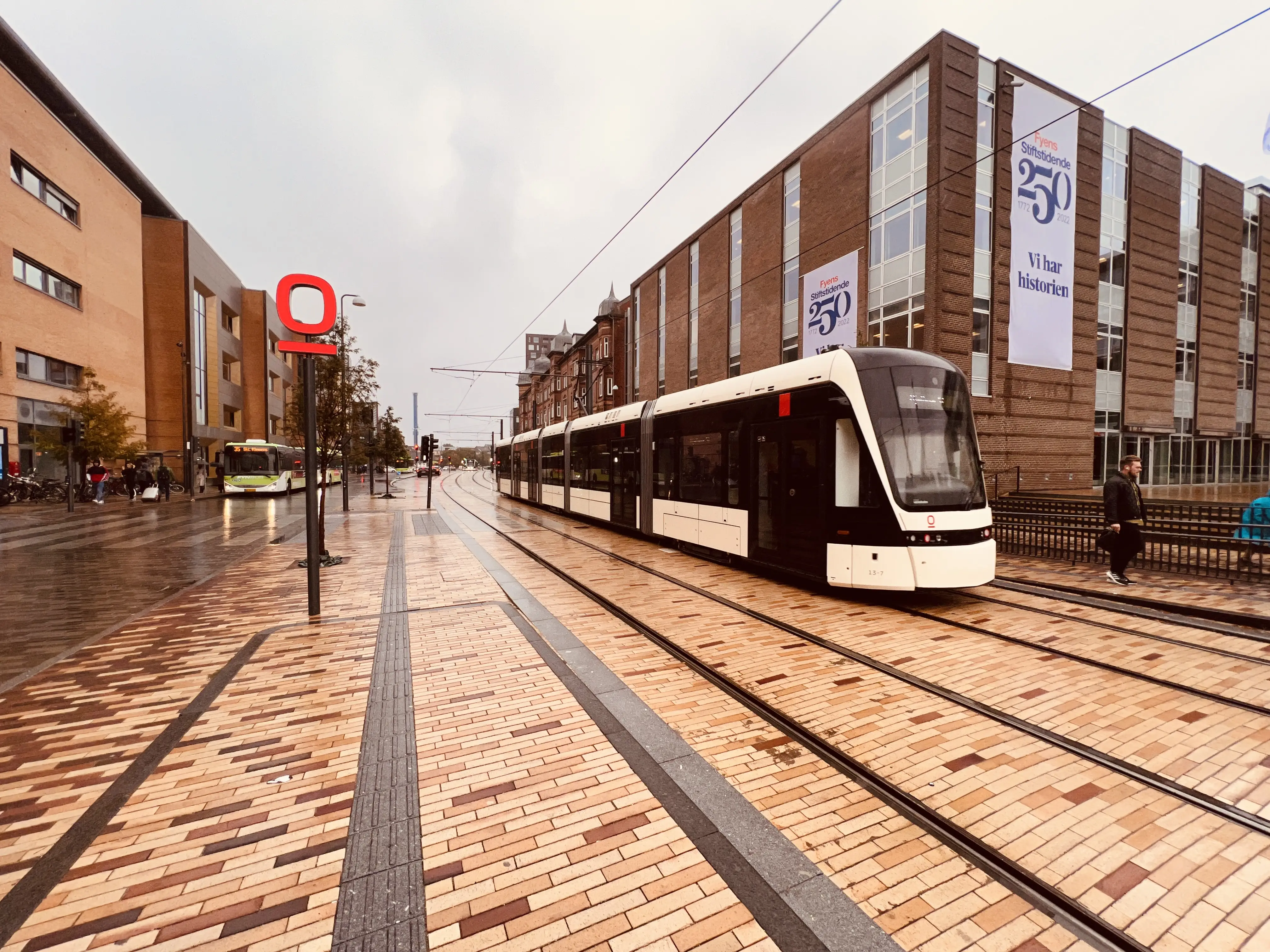 Billede af tog ud for Odense Banegård Letbanestation.