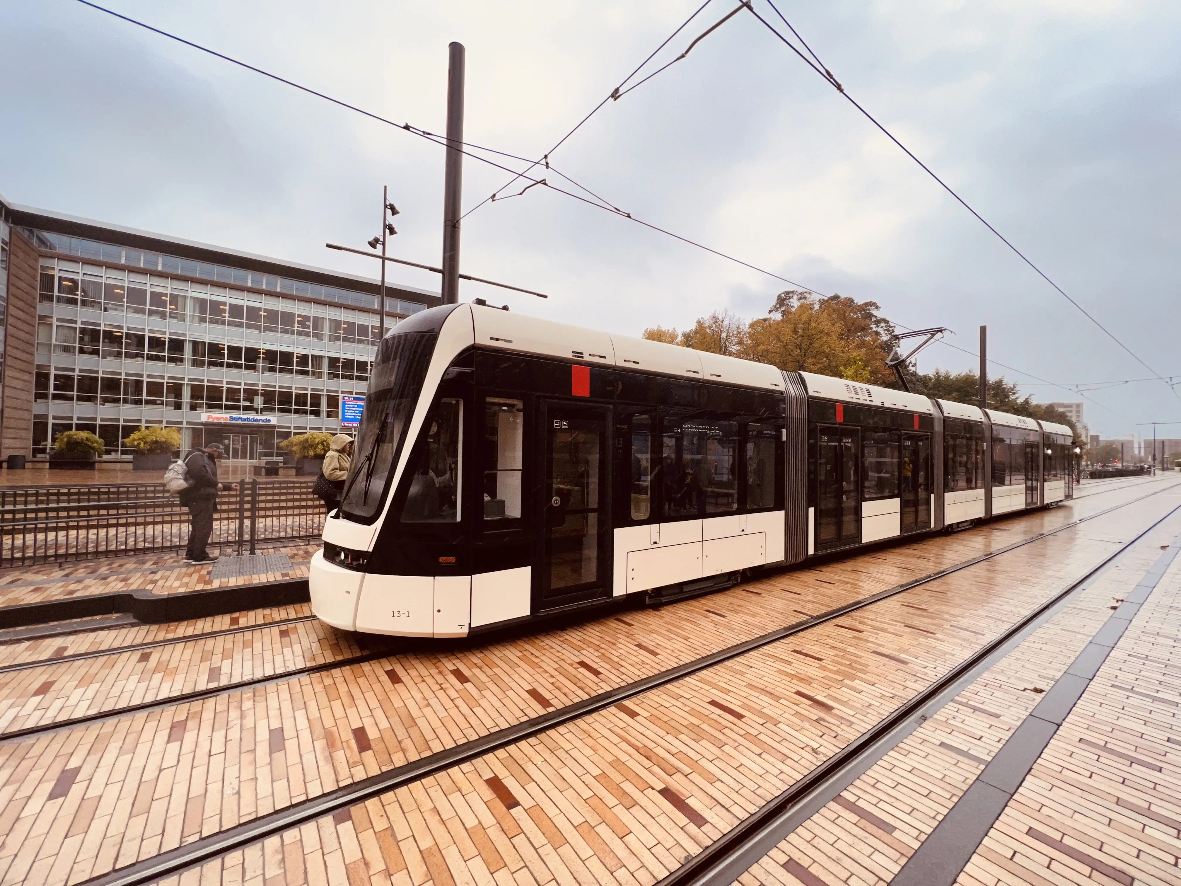 Billede af tog ud for Odense Banegård Letbanestation.