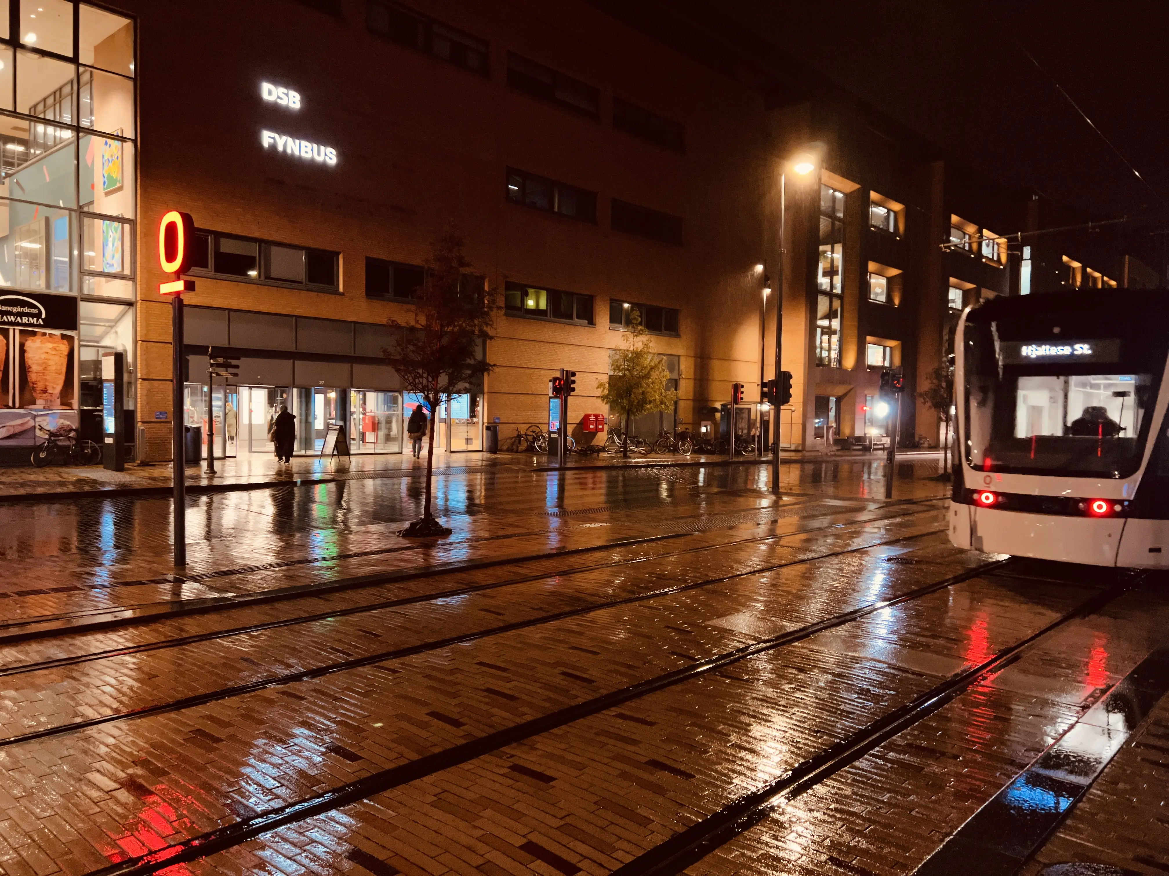 Billede af tog ud for Odense Banegård Letbanestation.