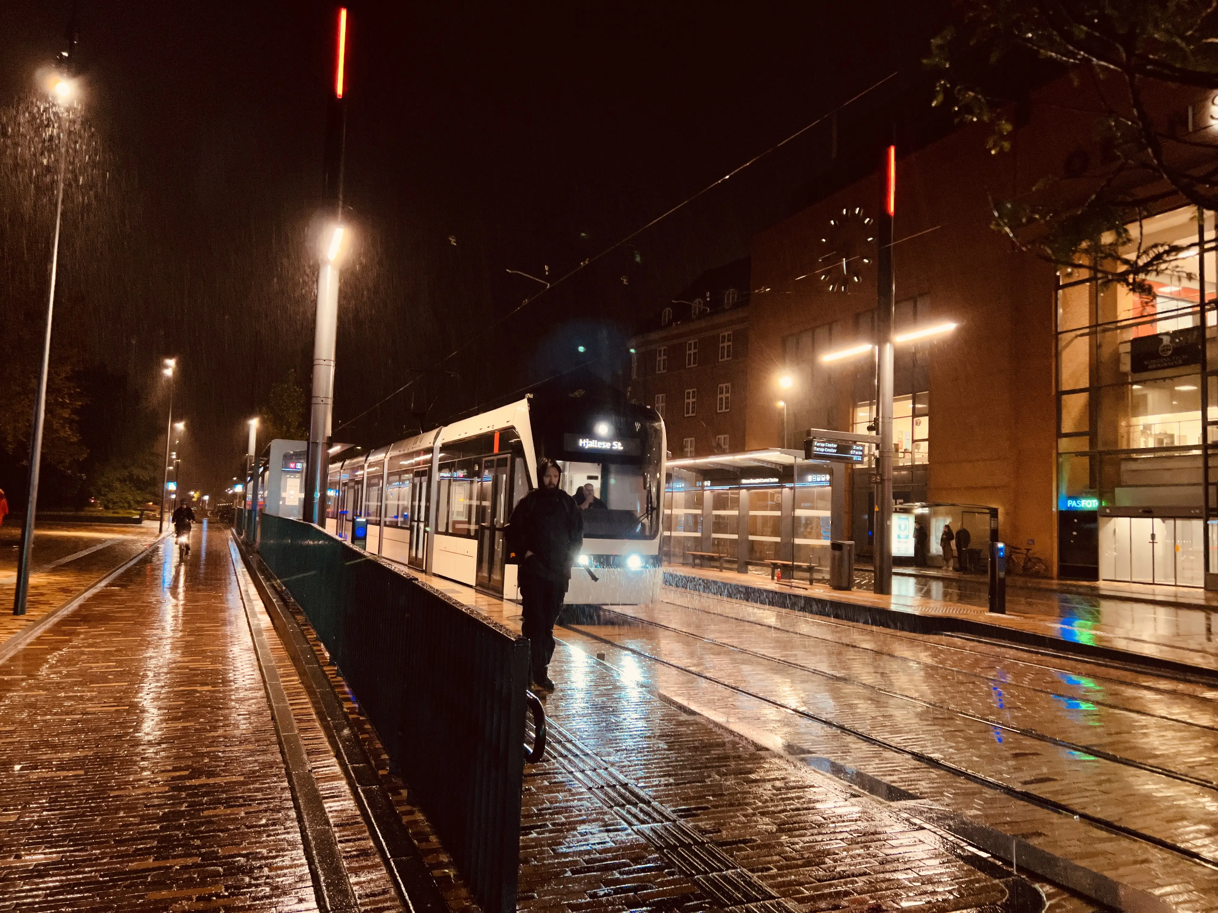 Billede af tog ud for Odense Banegård Letbanestation.