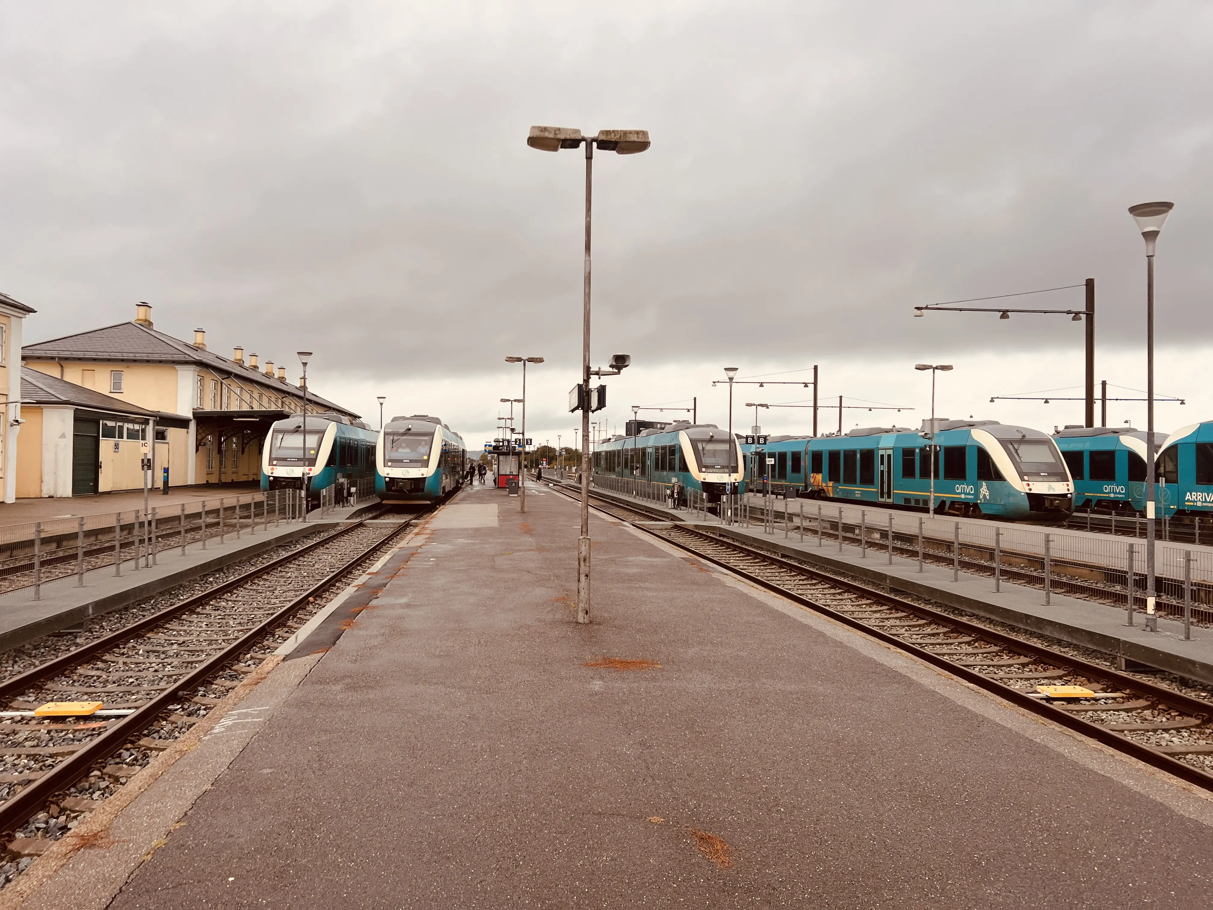 Billede af tog ud for Struer Station. Billede af tog ud for Struer Station.
